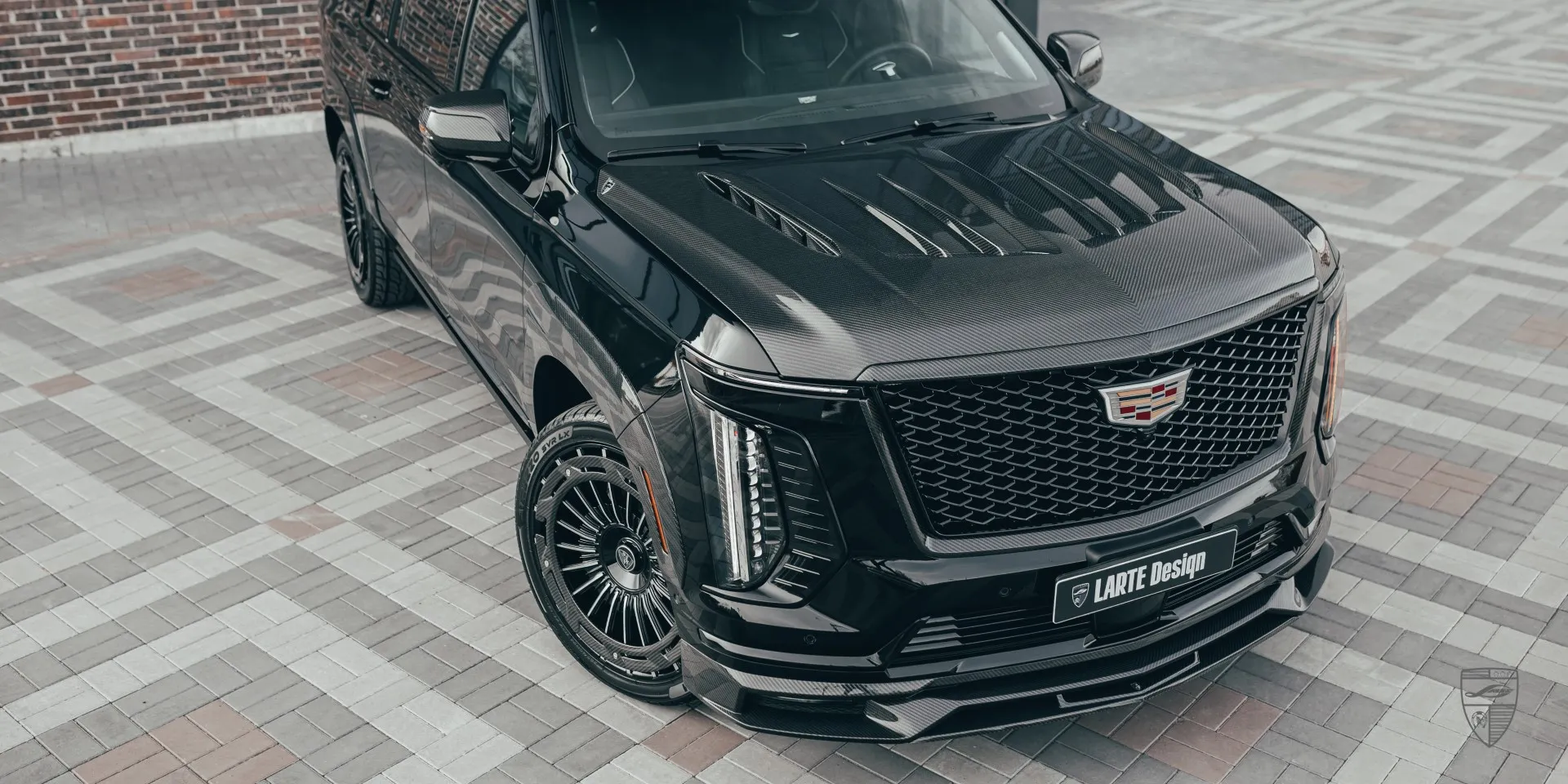 Уникальный Escalade 600 с премиальным апгрейдом Escalade 600 — шоу-кар комплект с агрессивной посадкой и авторским стилем