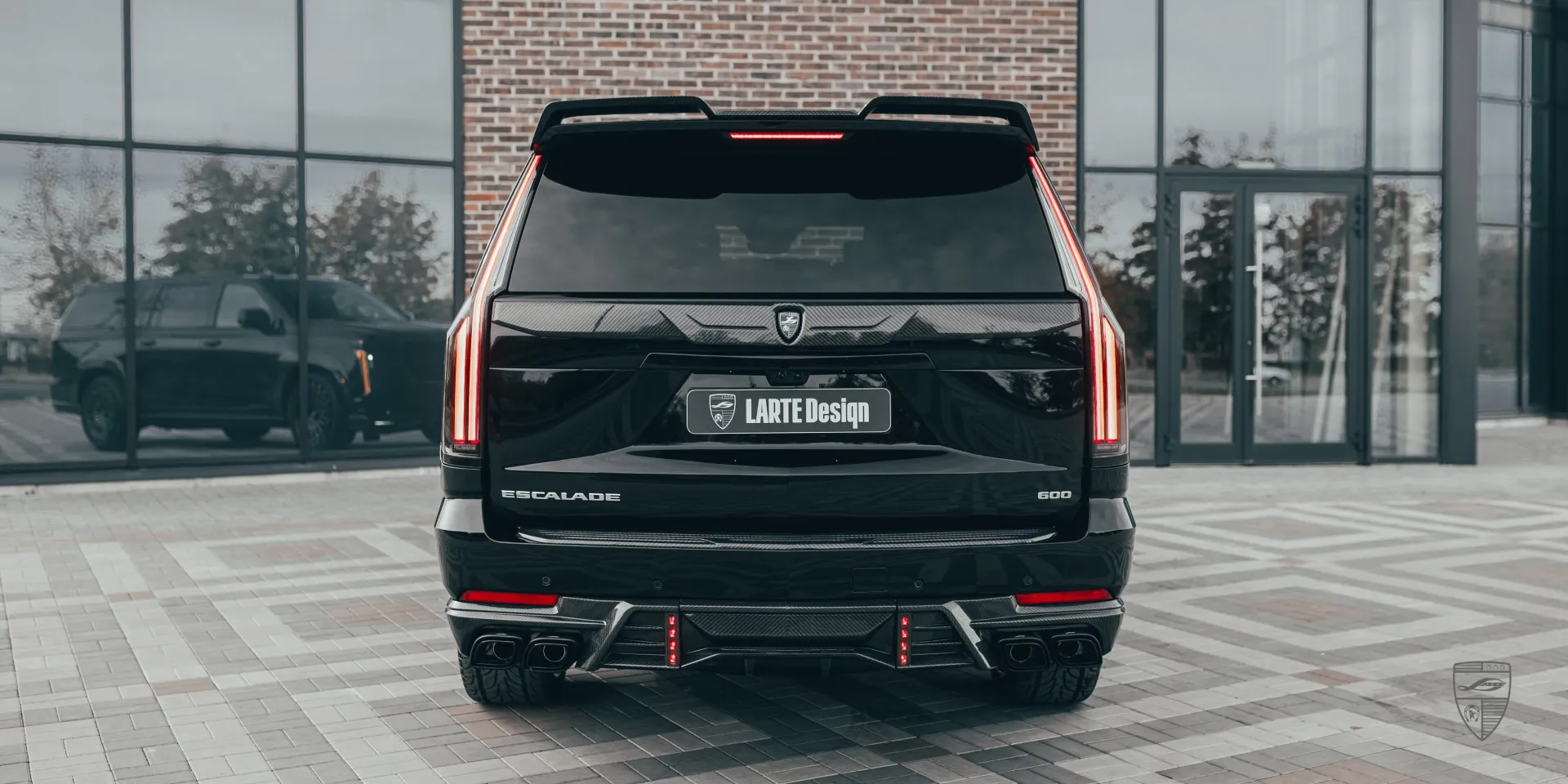 Кастомный Escalade 600 с дерзким обликом и VIP-отделкой Escalade 600 — американский тюнинг с акцентом на стиль и производительность