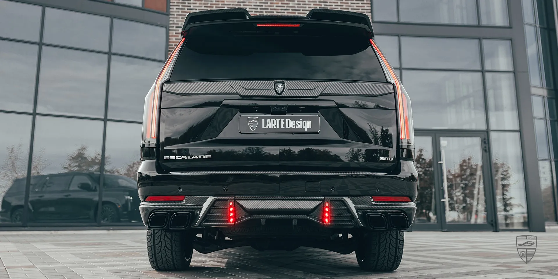 Эксклюзивный Escalade 600 с агрессивным карбоновым дизайном Facelift Escalade 600 — семейный SUV с экстерьером класса VIP