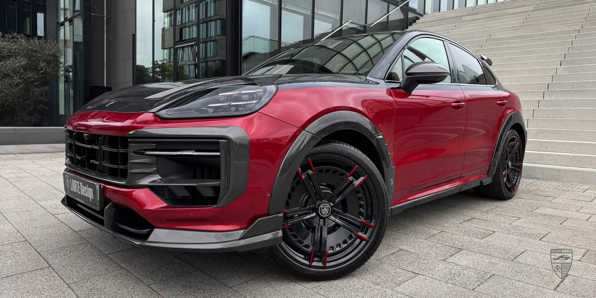 Крупный план карбоновых деталей и премиальных элементов обвеса красного Porsche Cayenne Coupe