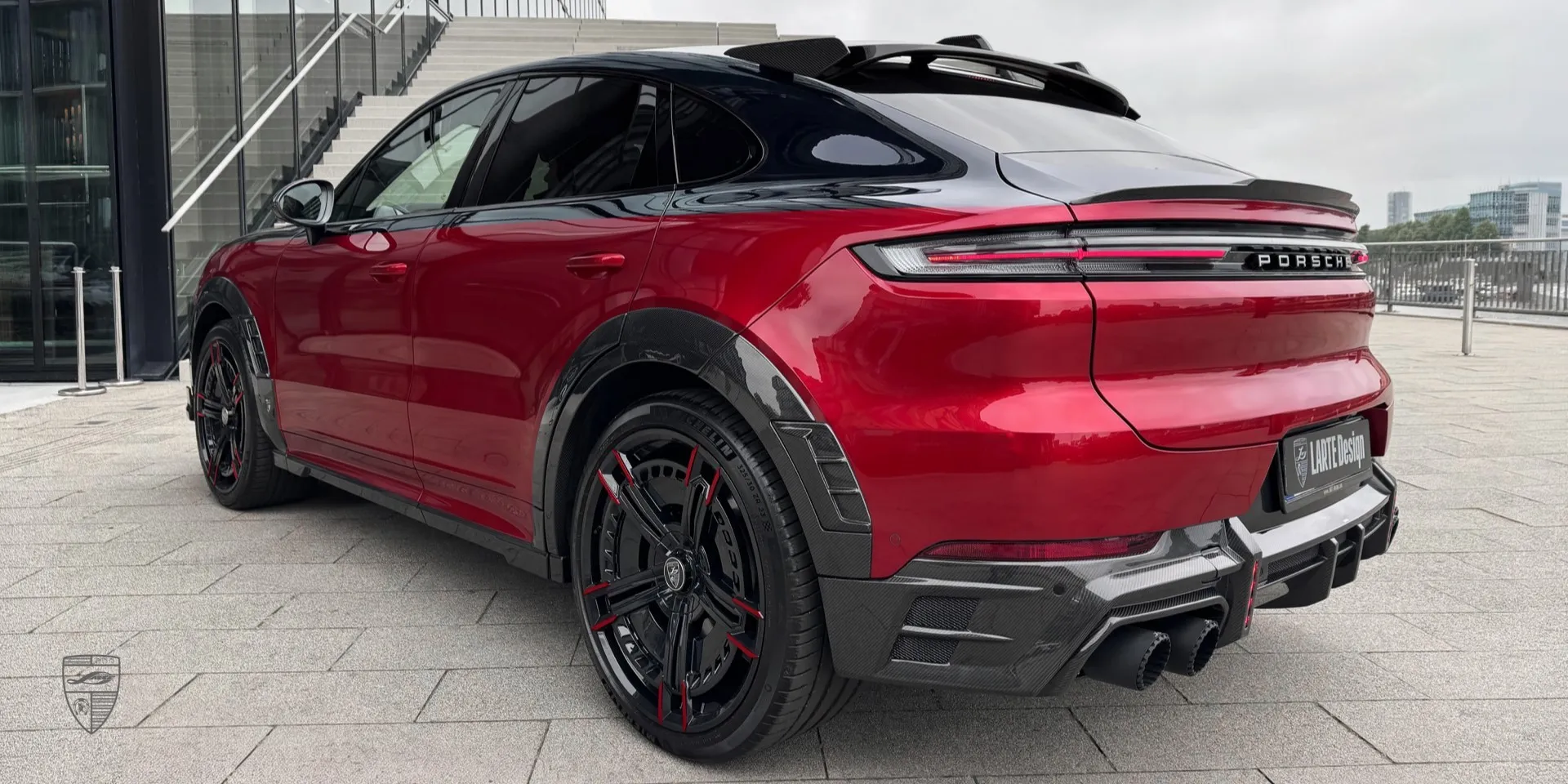 Вид сзади красного Porsche Cayenne Coupe: обвес и диффузор