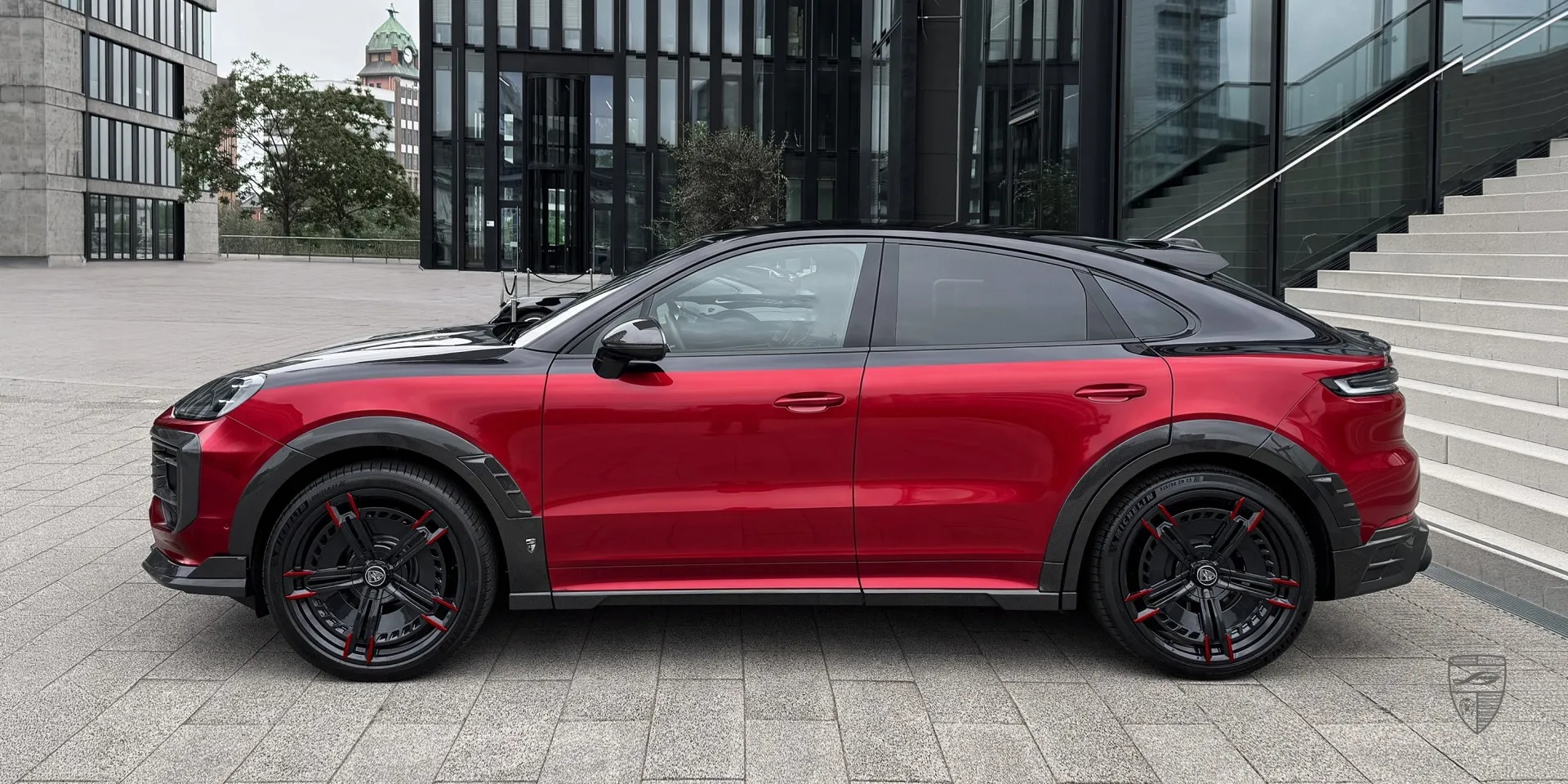 Боковой профиль красного Porsche Cayenne Coupe — акцент на линиях обвеса