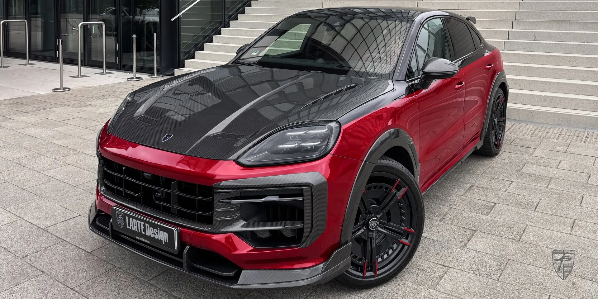 Вид в три четверти красного Cayenne Coupe: динамичный силуэт с обвесом
