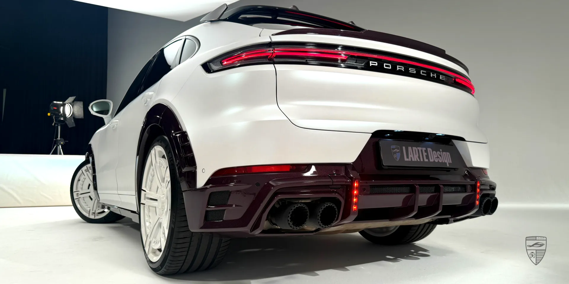 Аэродинамика белого Porsche Cayenne: обтекаемый кузов для тюнинга производительности