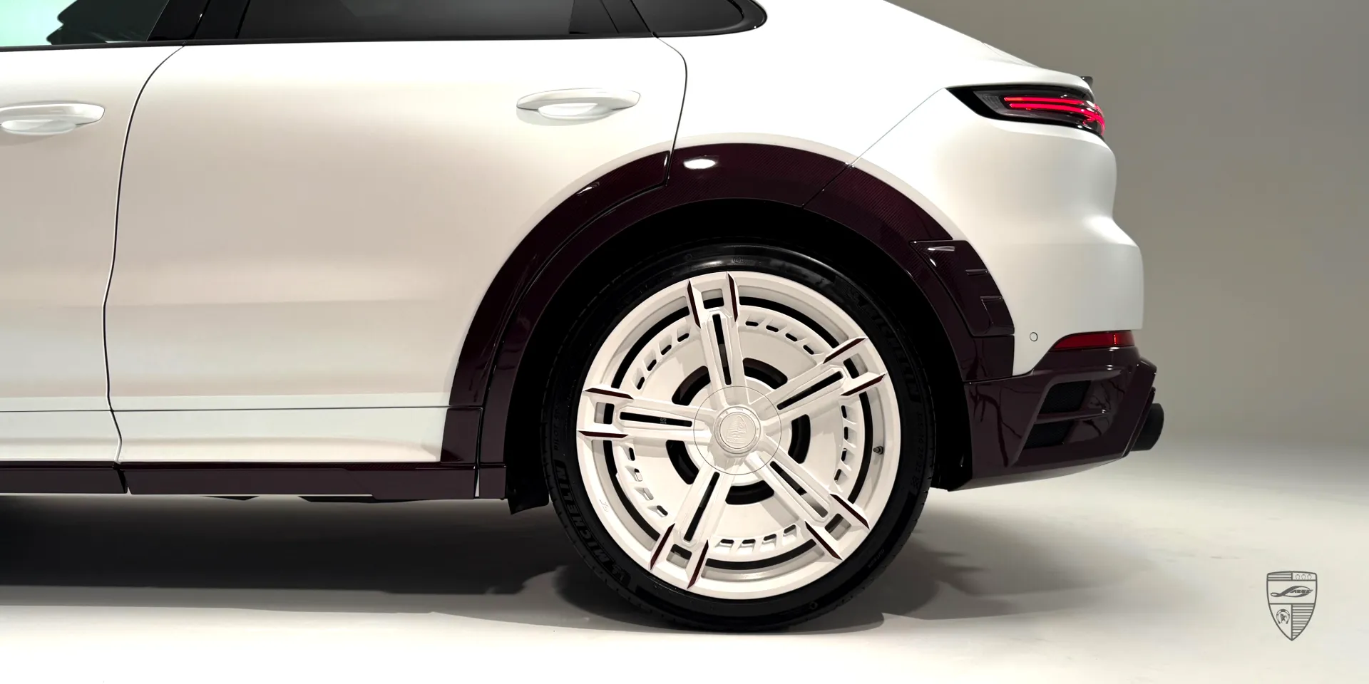 Дизайн кузова белого Porsche Cayenne — аэродинамический комплект с розовыми элементами dry carbon