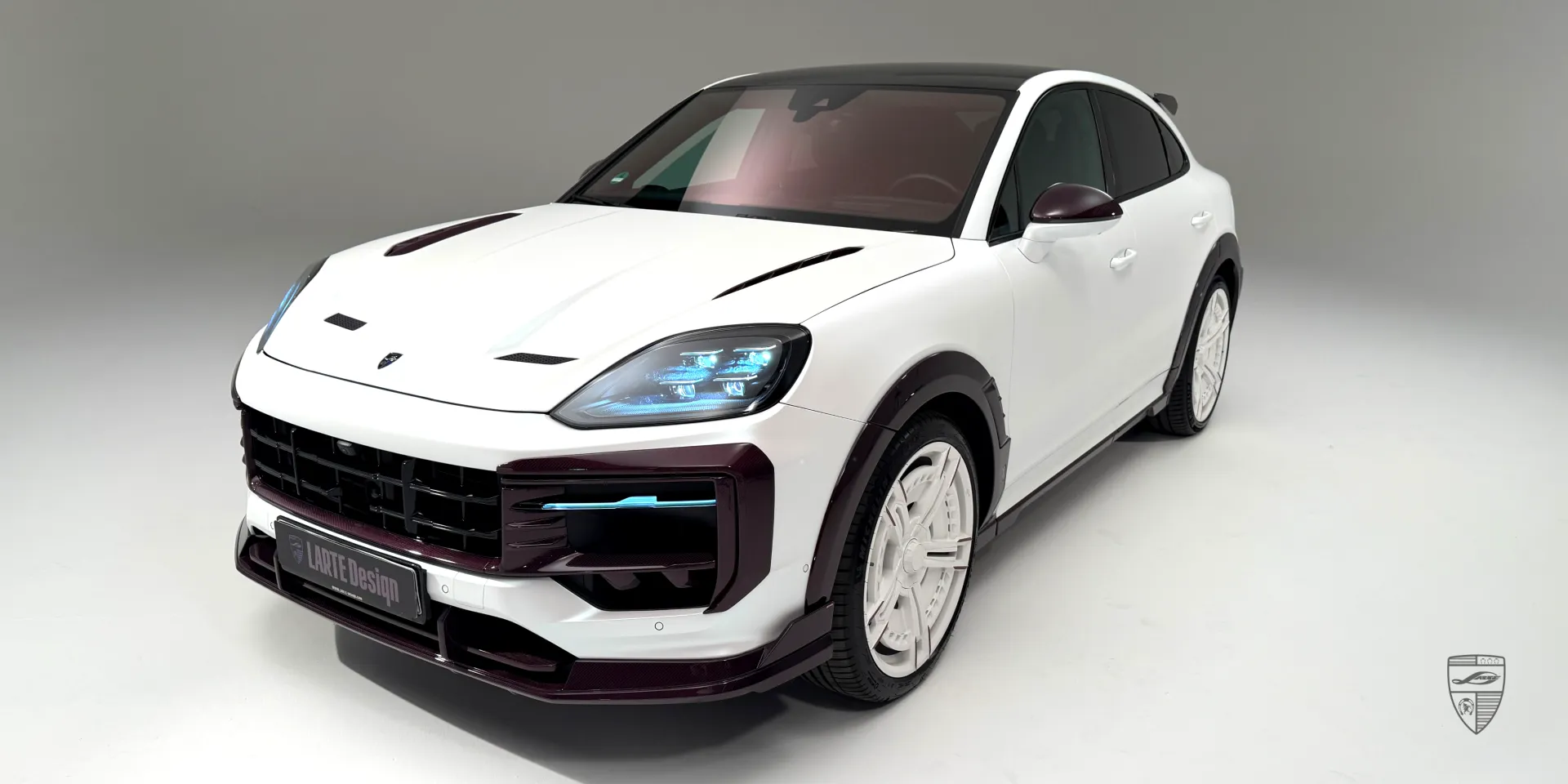 Белый Porsche Cayenne 2026 года с кузовным обвесом и розовыми акцентами dry carbon