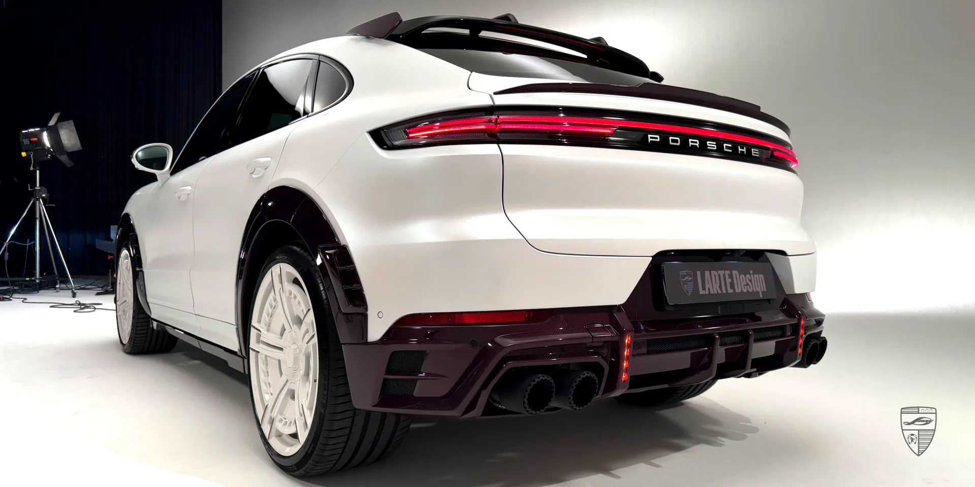 Стилизация под спорт для белого Porsche Cayenne — спортивный кузовной комплект и отделка dry carbon