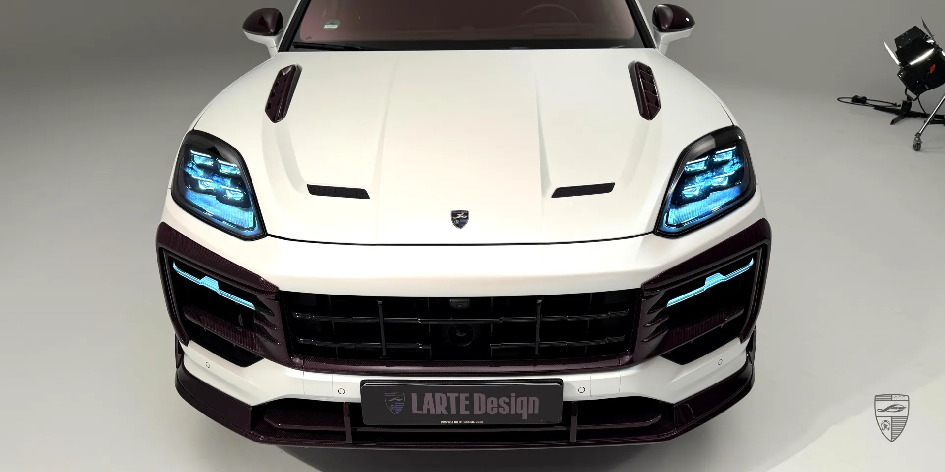 Спортивный тюнинг-комплект на белом Porsche Cayenne 2026 года — улучшенный аэродинамический вид