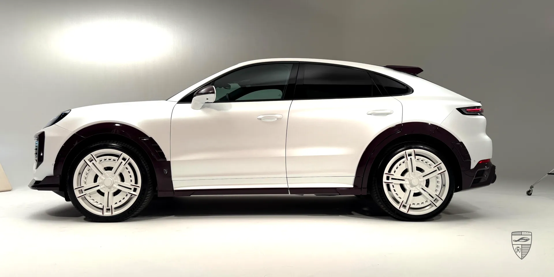 Белый Porsche Cayenne 2026 года с widebody‑китом: смелый тюнинг с элементами dry carbon fibre