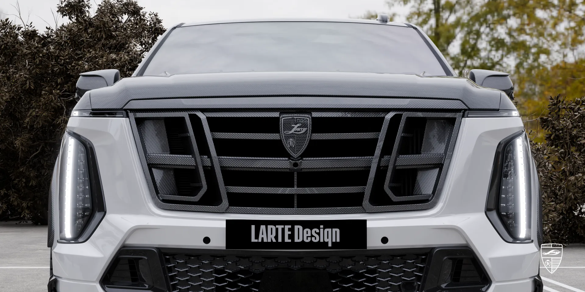 Вид спереди Escalade‑V 125‑го юбилея: культовая решётка радиатора, освещение и карбоновые акценты