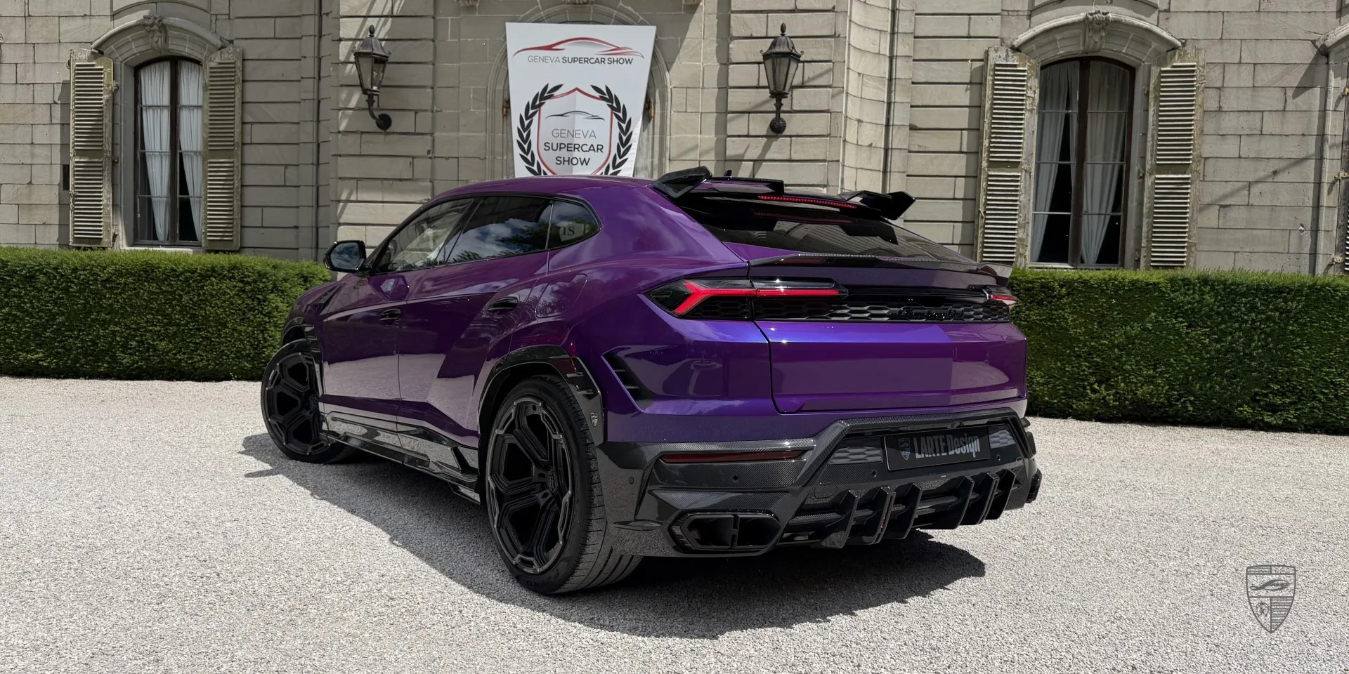 Аэродинамические линии люксового автомобиля URUS 2026 — боковой профиль с акцентом на низкую посадку