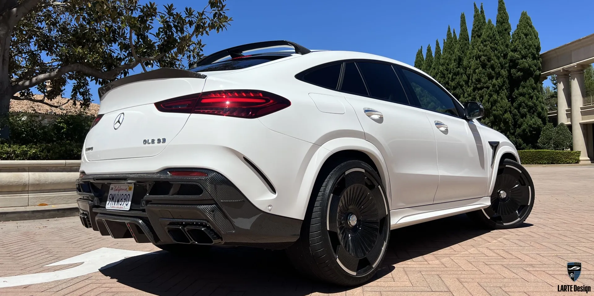 Роскошный автомобиль Mercedes GLE Coupe AMG 53 Facelift с обновленным выразительным дизайном