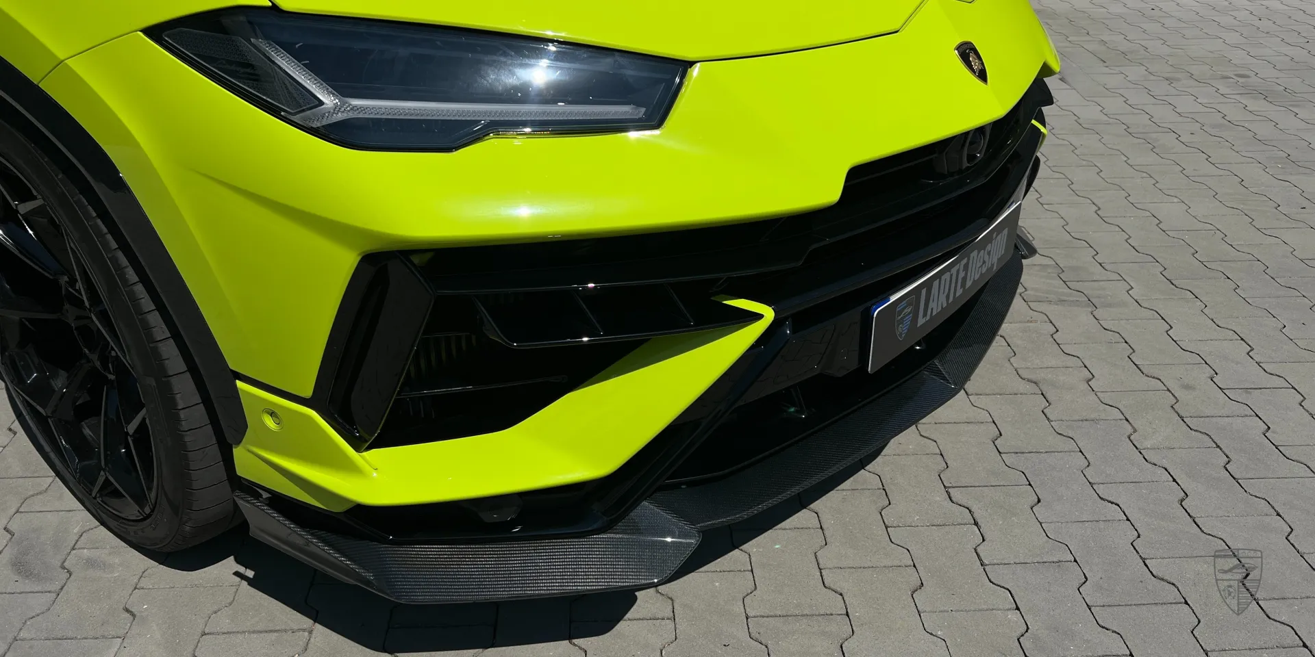 Апгрейд переднего бампера жёлтого Urus Performante: агрессивный сплиттер и крупные воздухозаборники