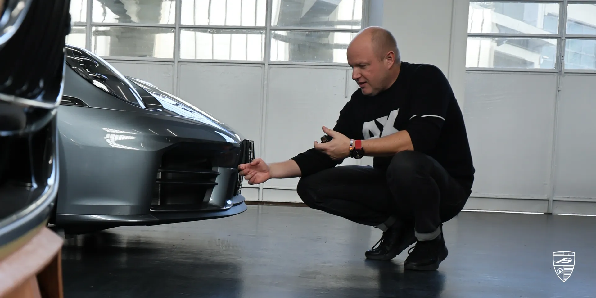 Брано Маукс рассматривает Porsche 911 в студии LARTE в Турине Брано Маукс рассматривает Porsche 911 Carrera в туринской студии LARTE Design