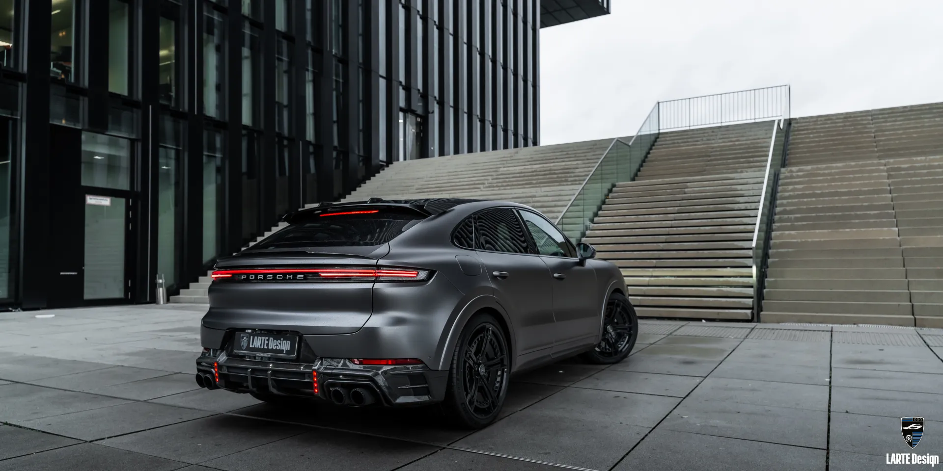 Роскошный автомобиль Porsche Cayenne S Coupe с полным пакетом тюнинга выделяется среди других авто