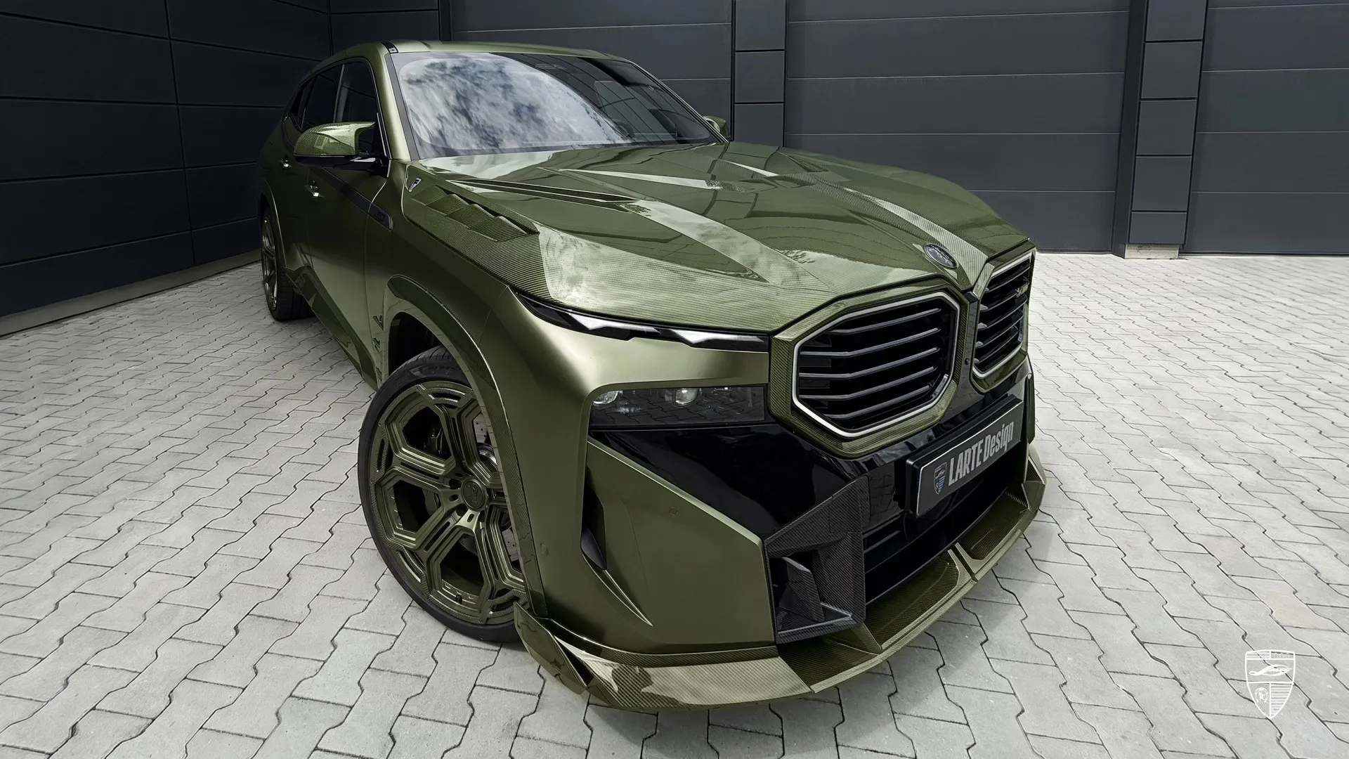 Обвес на BMW XM, подчёркивающий эффектный оливково‑зелёный цвет и продуманный дизайн