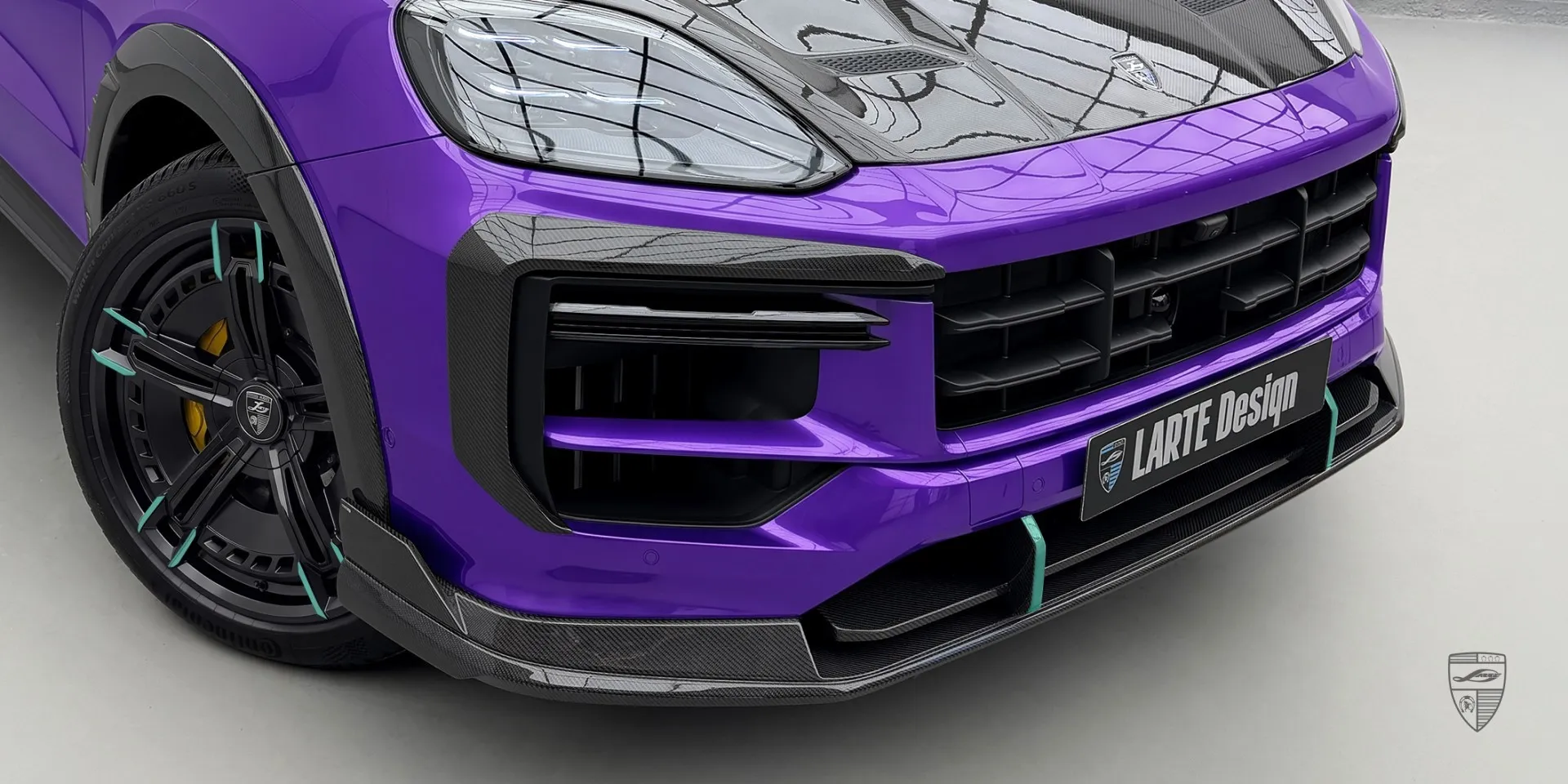 Крупный план карбоновой передней губы на Porsche Cayenne Turbo E‑hybrid — макродеталь контура губы
