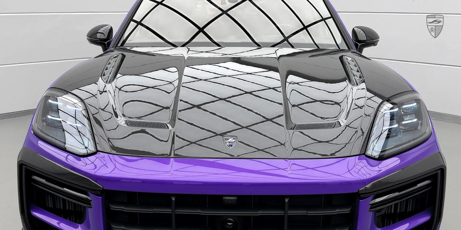 Dry‑carbon обвес для Cayenne E‑hybrid — крупный план, подчёркивающий плетение dry‑carbon