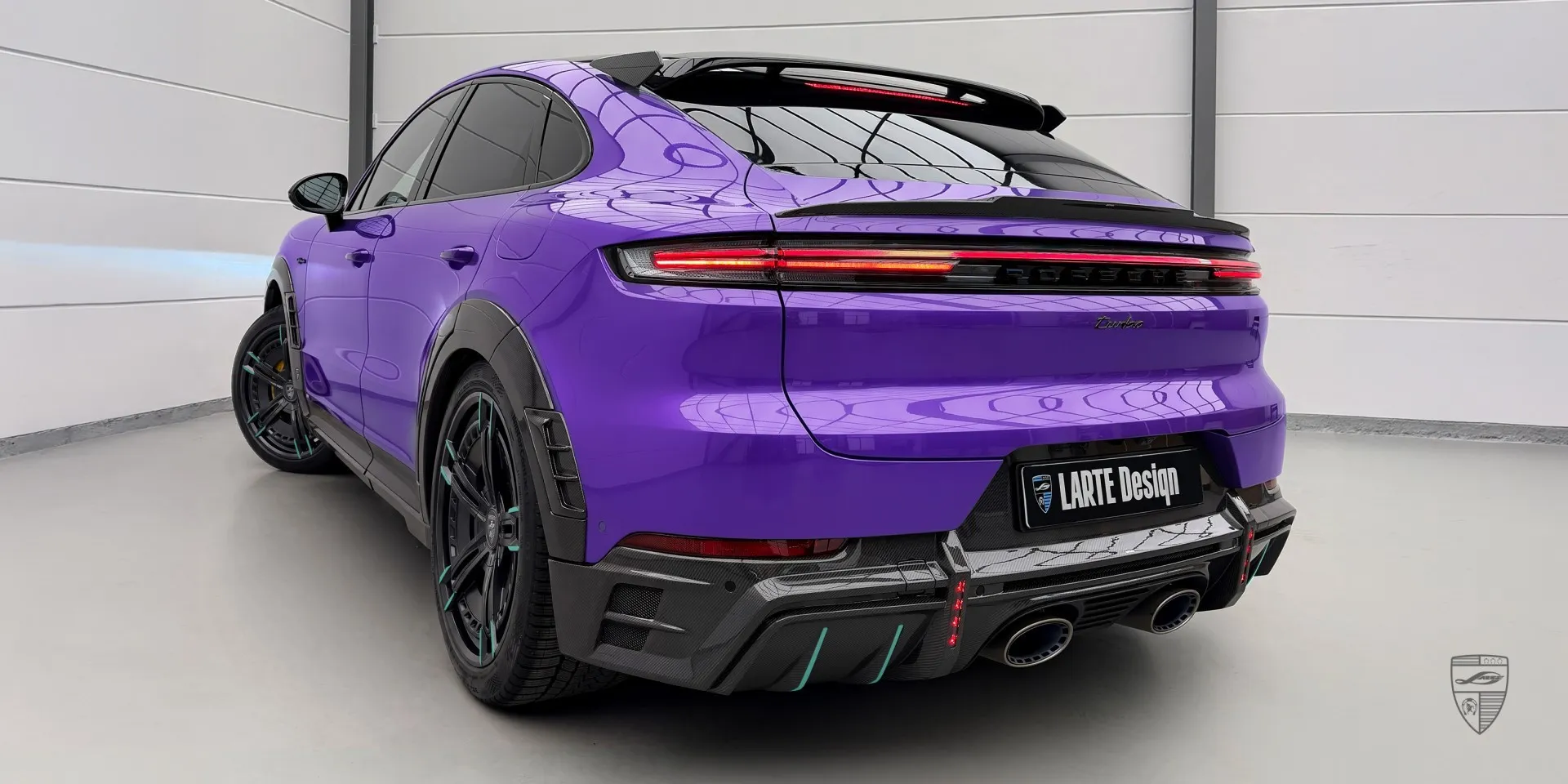 Widebody‑комплект для Cayenne E‑hybrid — динамичный ракурс, демонстрирующий мускулистый силуэт
