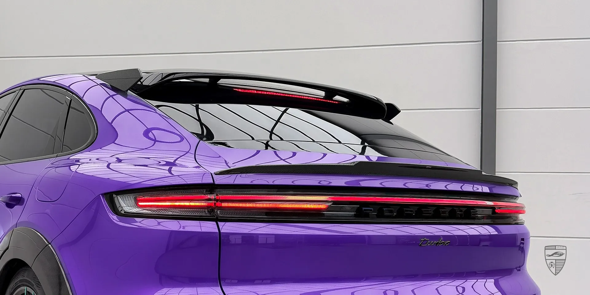 Вид сзади: диффузор и спойлеры Cayenne Turbo — ракурс, подчёркивающий аэродинамическую гармонию