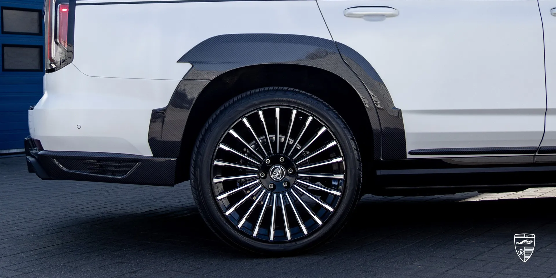 Обновлённый Cadillac Escalade с деталями из prepreg карбона