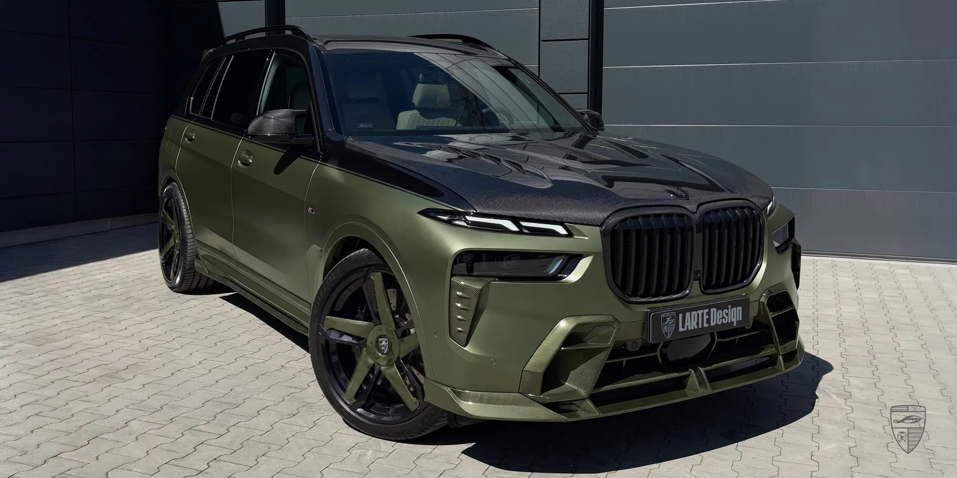 Кастомный обвес для BMW X7 с премиальными элементами стайлинга спереди, сбоку и сзади