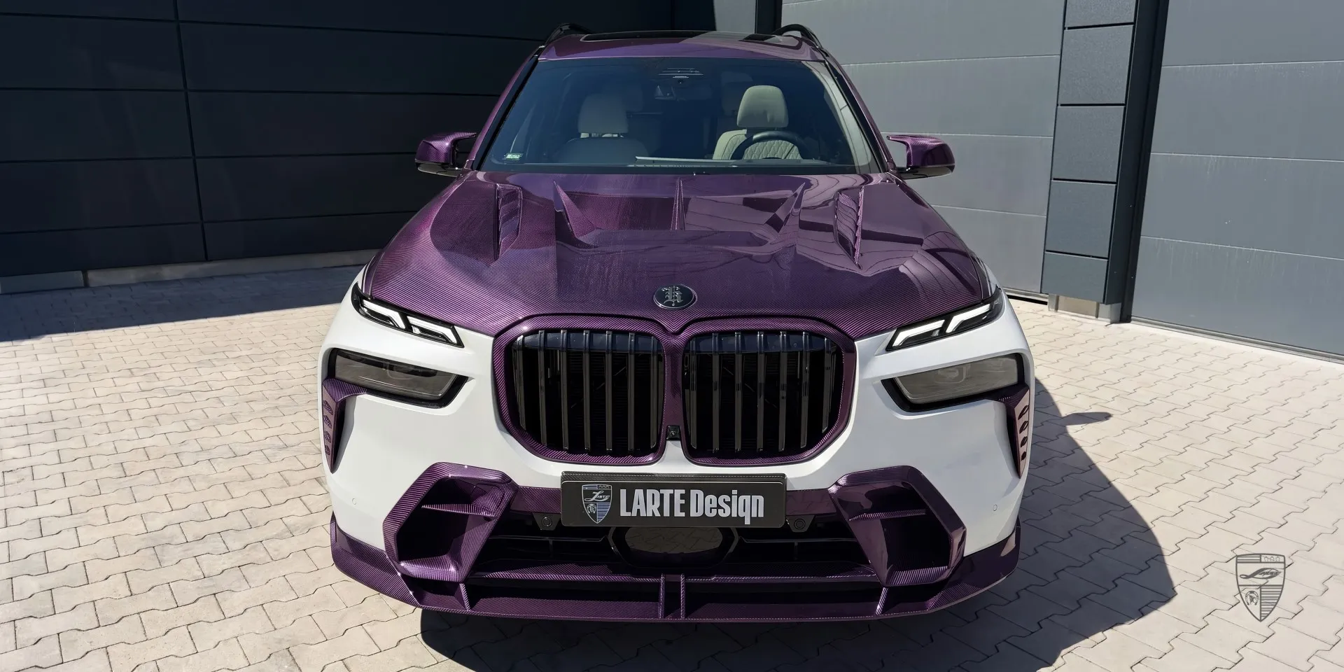 Агрессивный стайлинг‑комплект для BMW X7: сплиттер, капот и эффектный облик