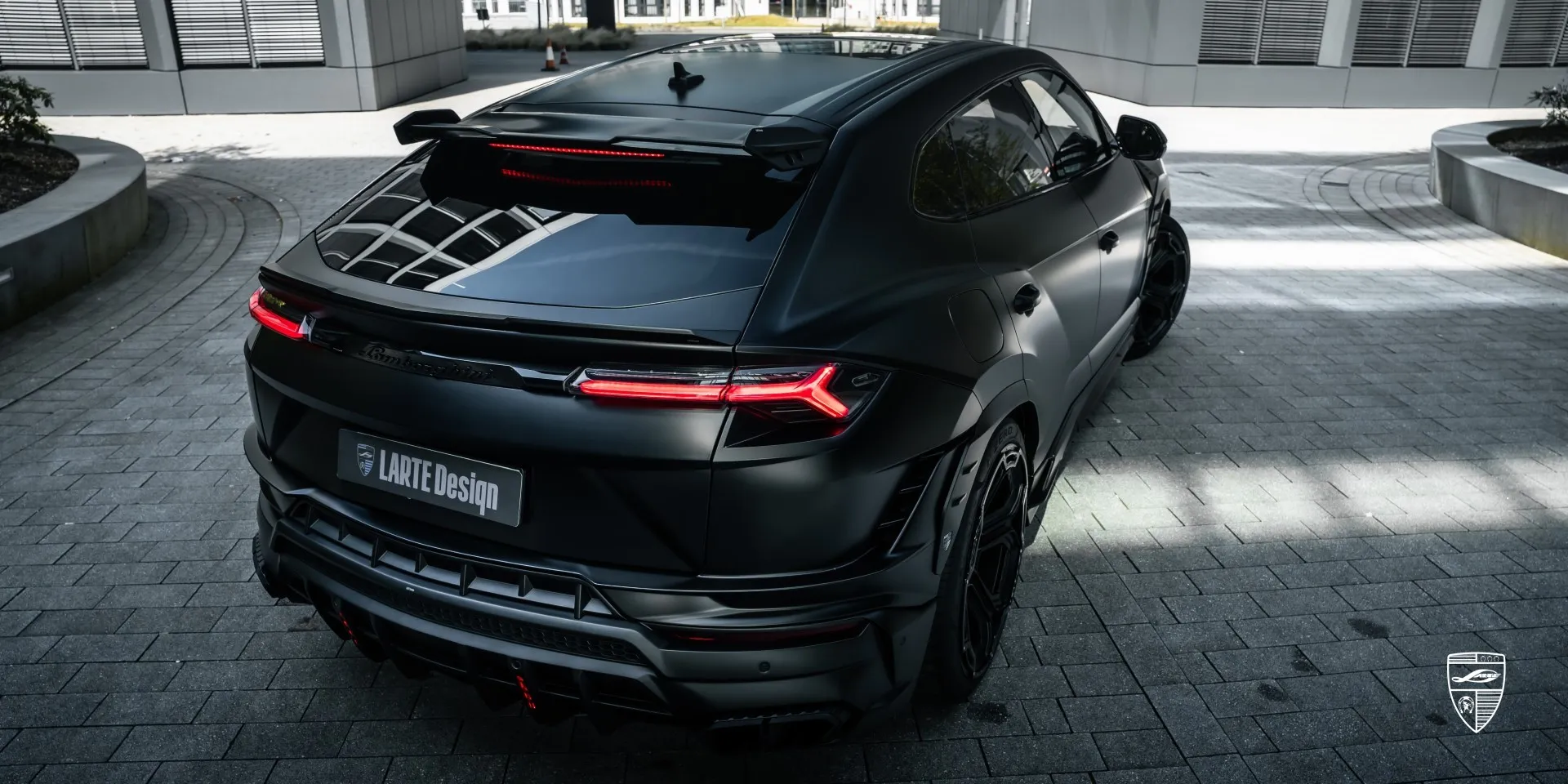 Динамичный боковой профиль: URUS S с матовым карбоновым обвесом