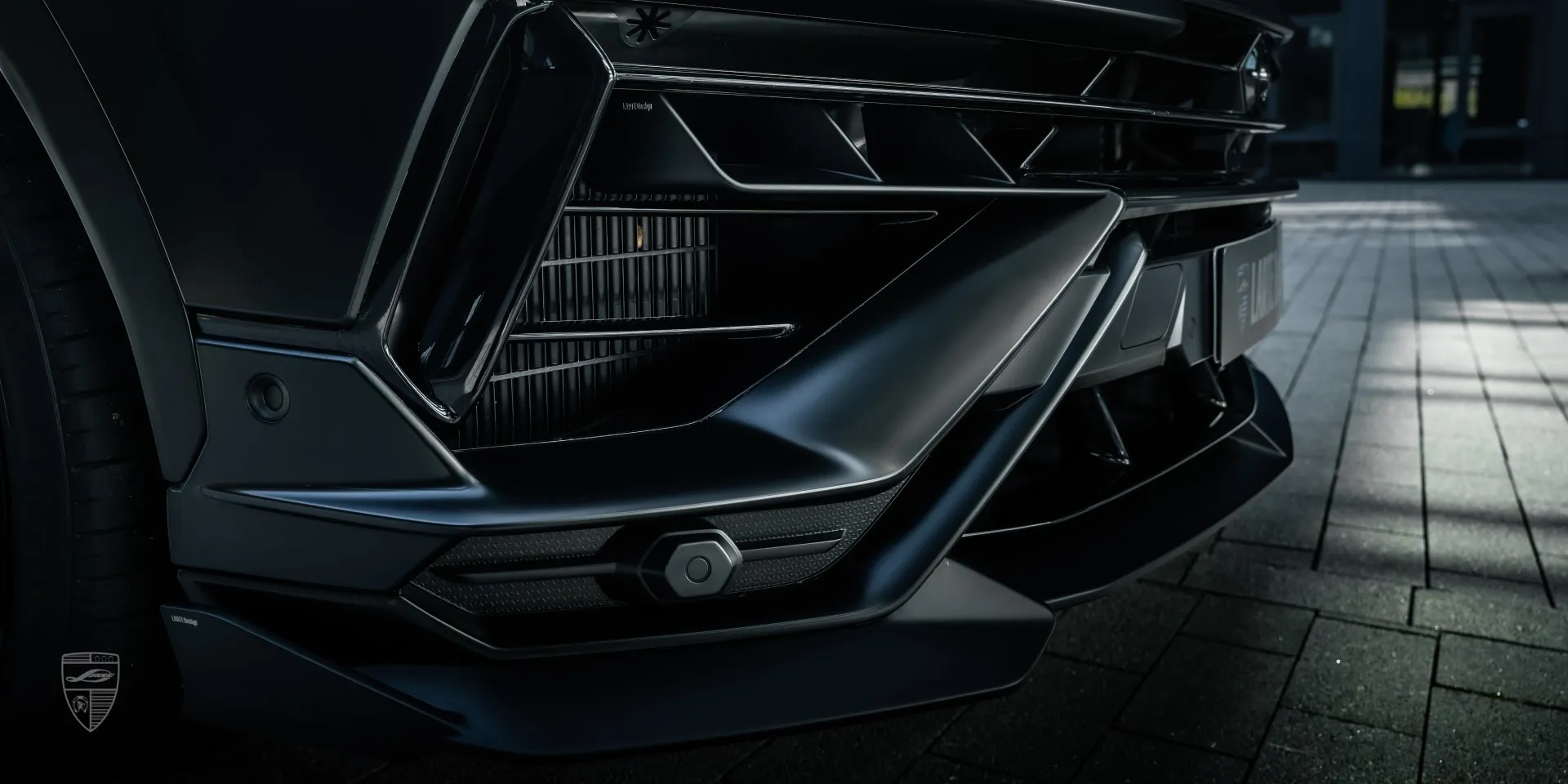 Ручная доработка: матовый карбоновый обвес на SUV URUS S