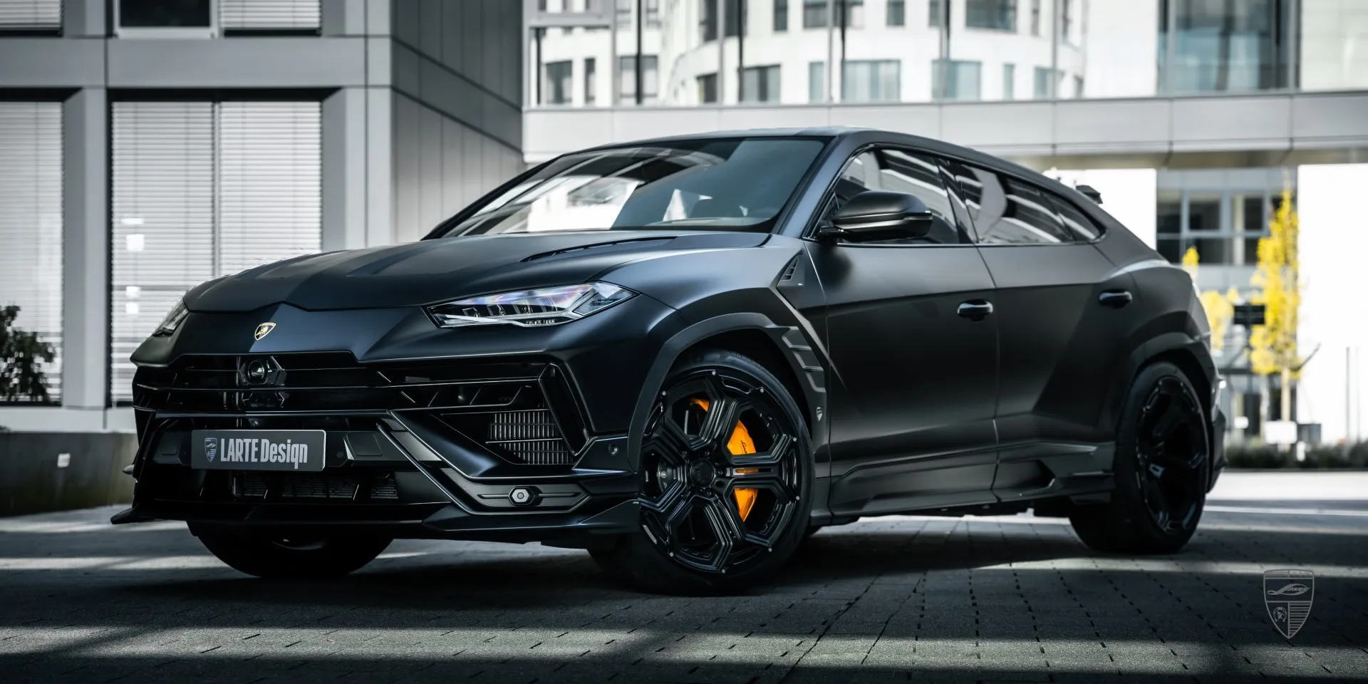 Доминирующий SUV на дороге: URUS S с матовым карбоновым обвесом