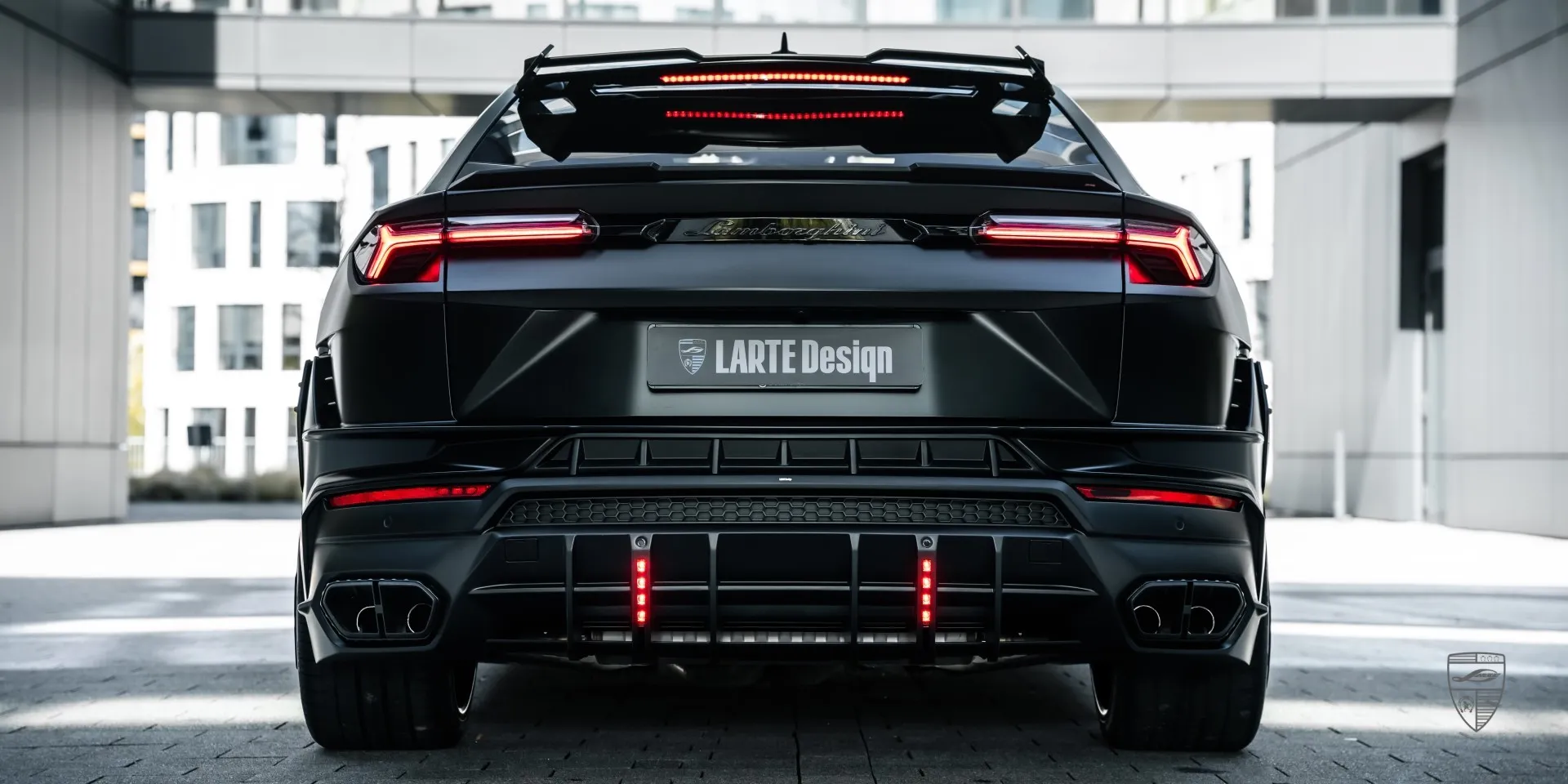 Визуал SUV, готовый к треку: матовый карбоновый обвес на URUS S