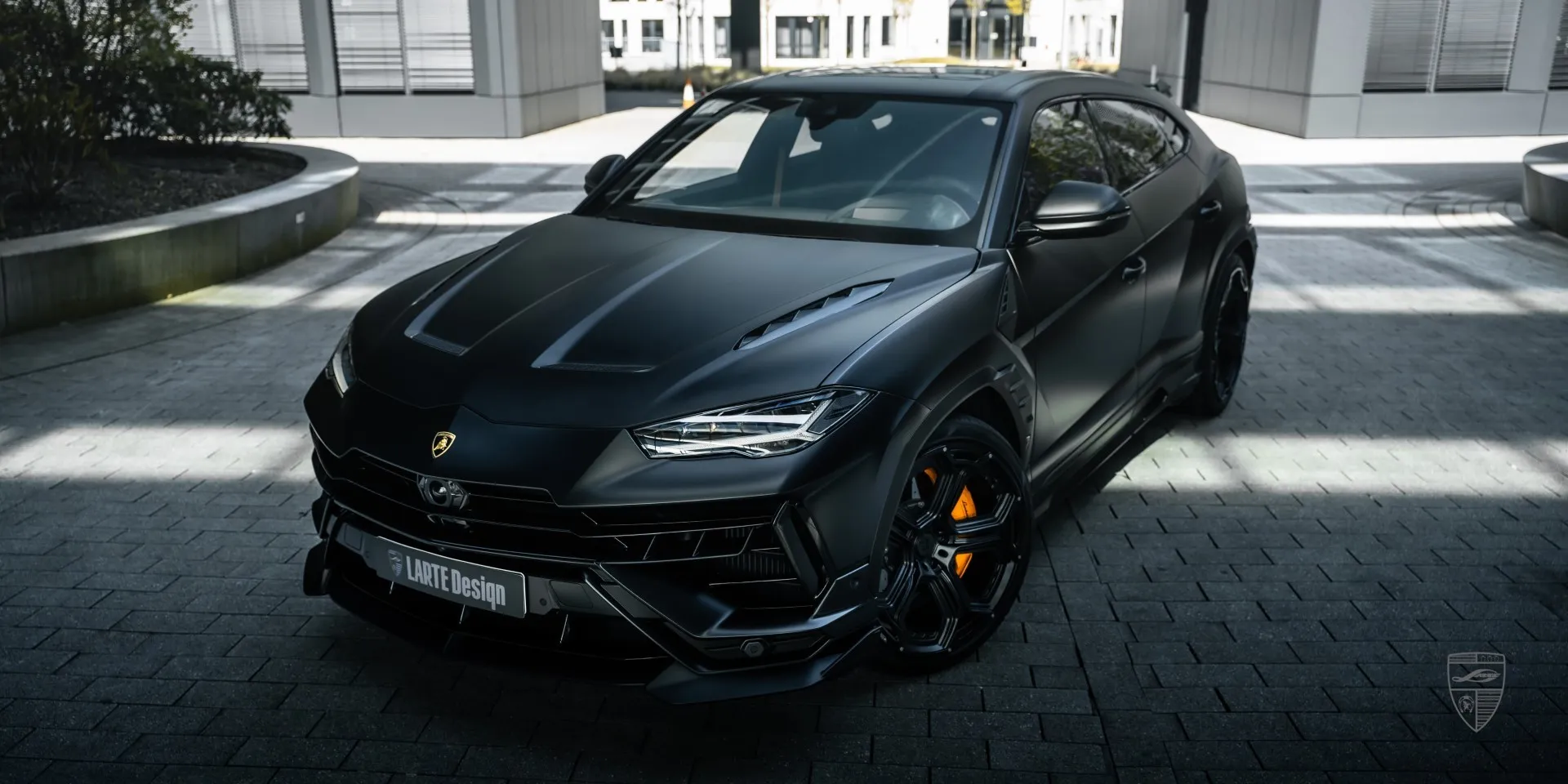 VIP‑настройка: матовый карбоновый обвес подчёркивает дизайн URUS S