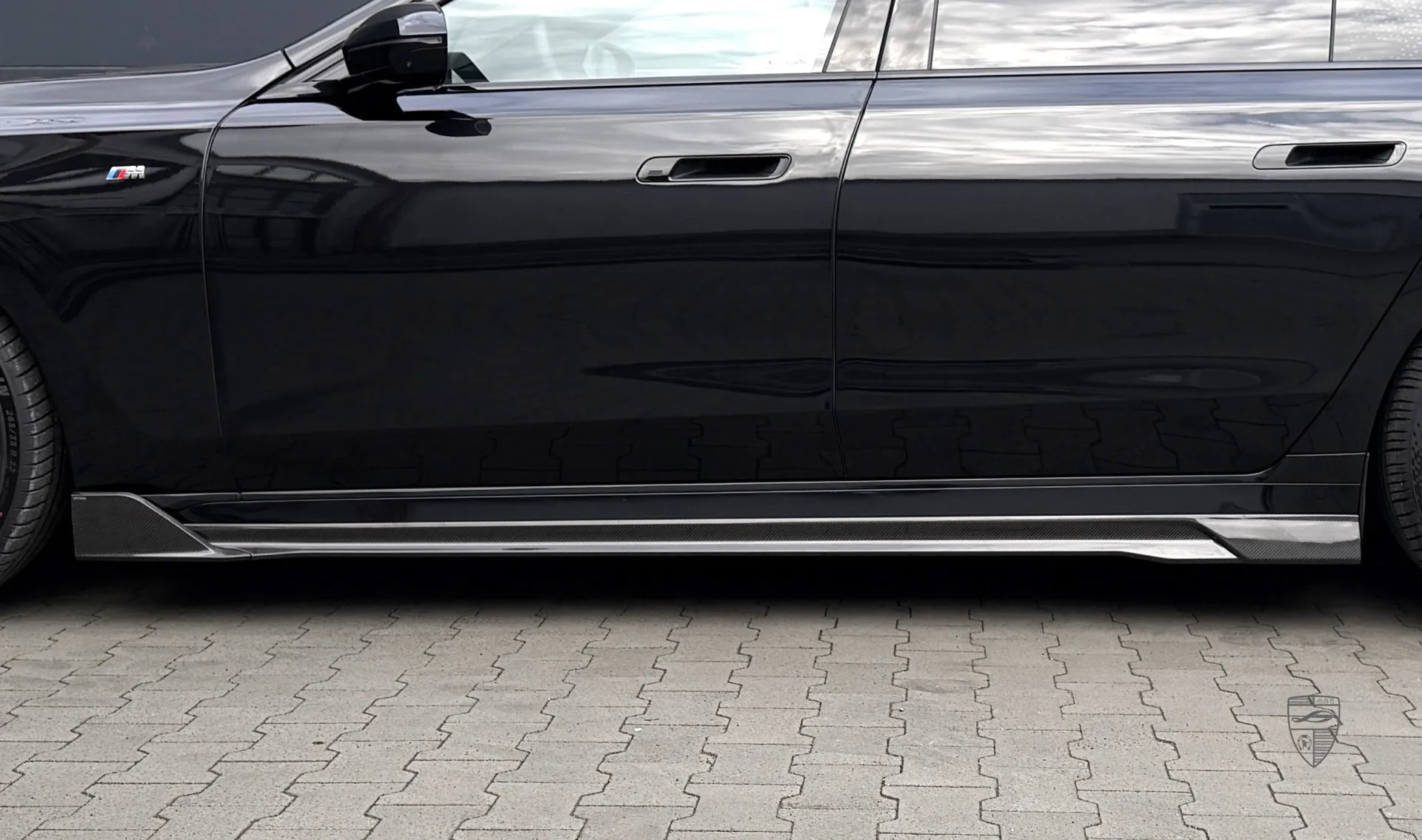Карбоновые пороги для авто класса люкс BMW 7 Series G70 760i от LARTE Design
