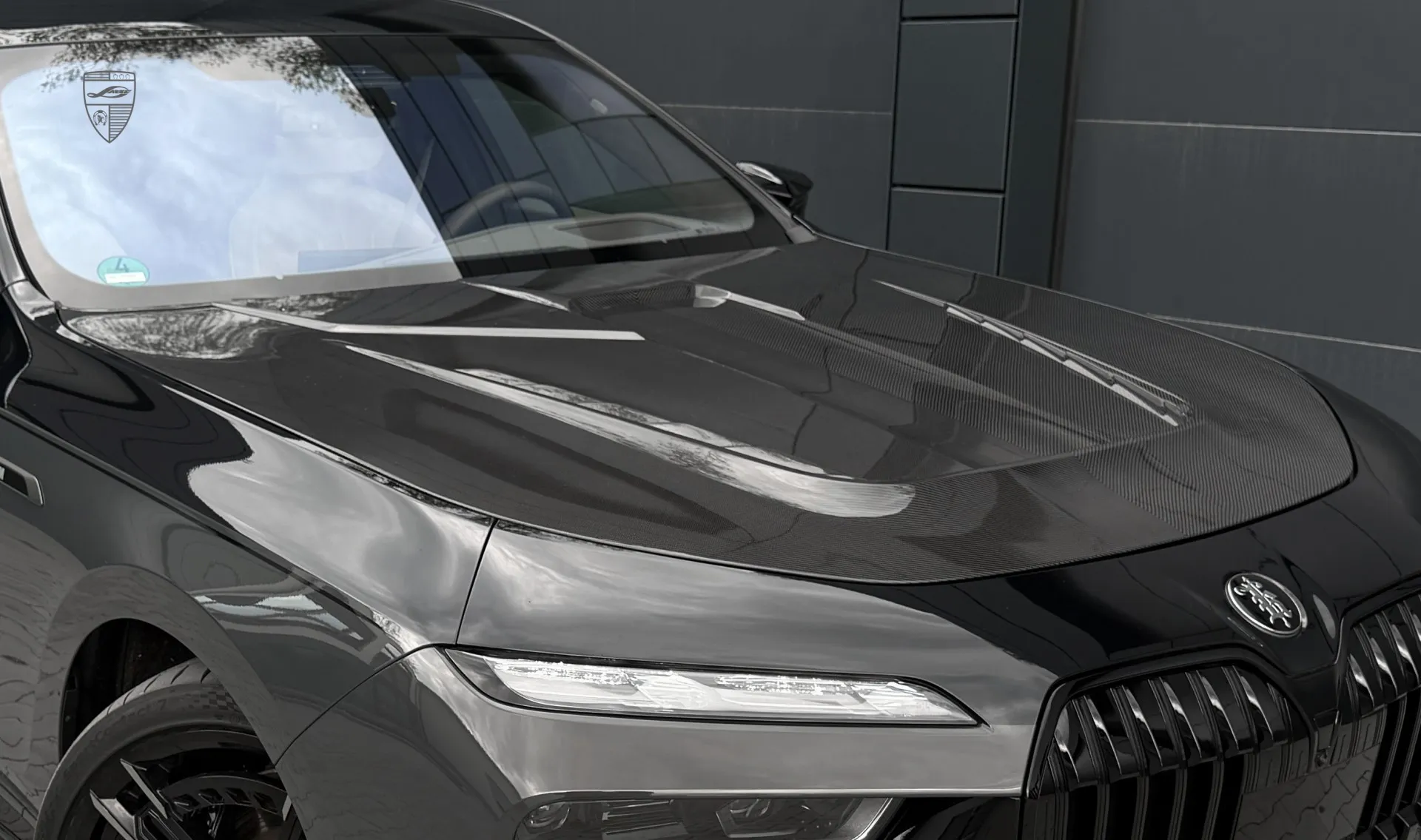 Карбоновый капот в тюнинг-комплекте для BMW 7 Series G70 760i от LARTE Design