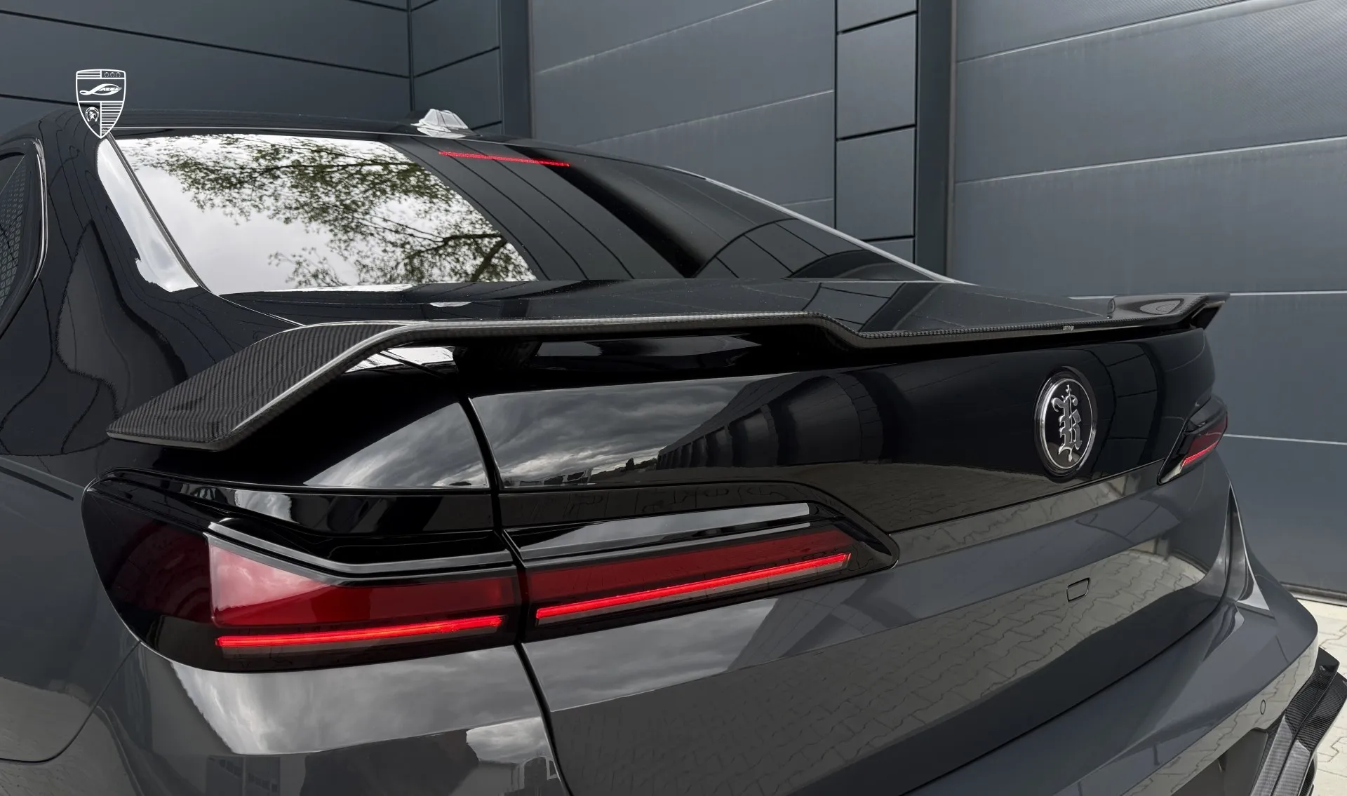 Карбоновый спойлер в тюнинг-комплекте для BMW 7 Series G70 760i от LARTE Design