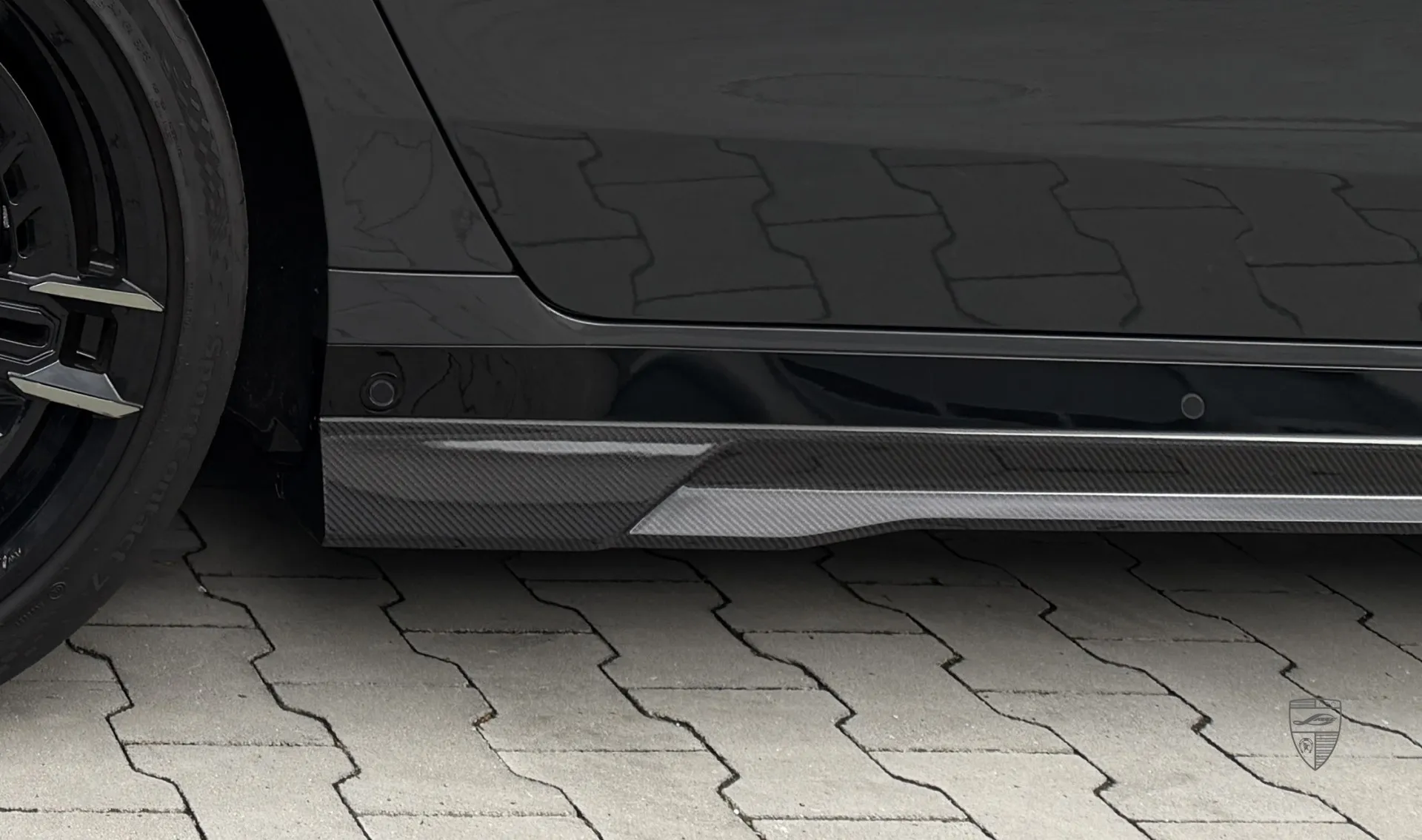 Карбоновые пороги для седана BMW 7 Series G70 760i от LARTE Design