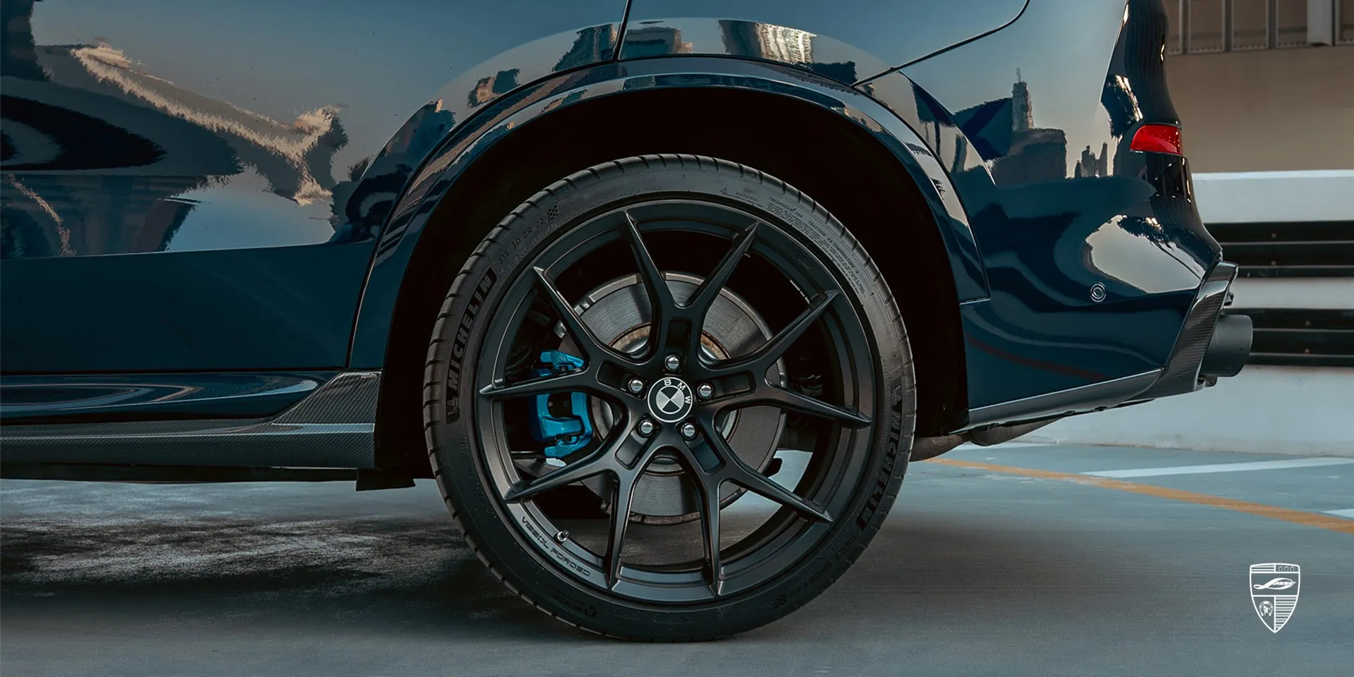 Dry‑carbon‑обвес BMW X5 LCI с фактурной поверхностью и премиальным спортивным видом