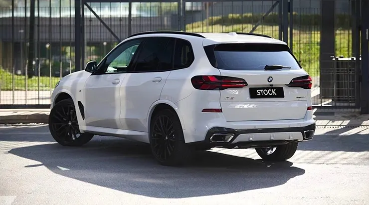 Задний профиль под углом BMW X5 G05 LCI 2023 - 2026 с кастомным тюнингом