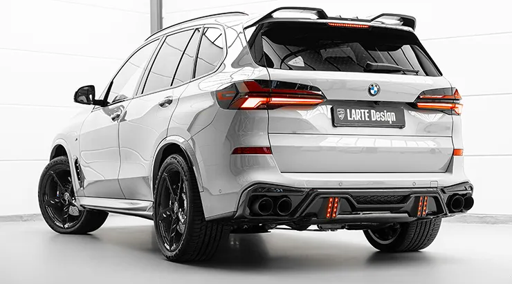 Задний профиль под углом BMW X5 G05 LCI 2023 - 2026 с кастомным тюнингом