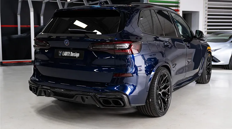 Задний профиль под углом BMW X5 G05 2019 - 2023 с кастомным тюнингом