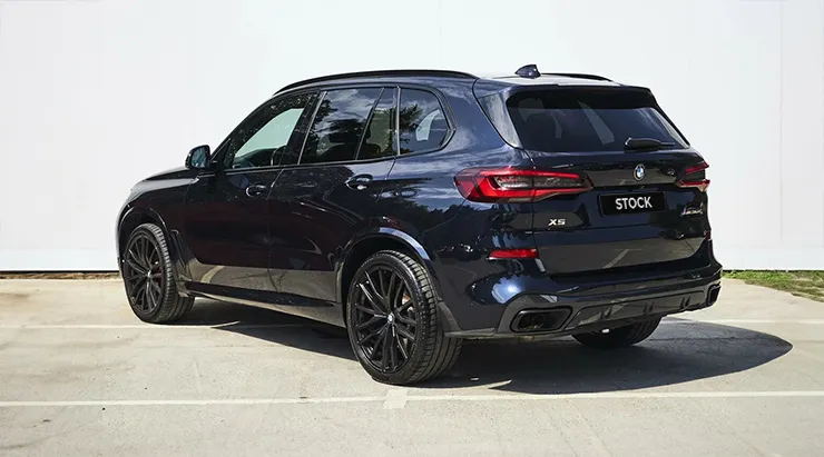 Задний профиль под углом BMW X5 G05 2019 - 2023 с кастомным тюнингом