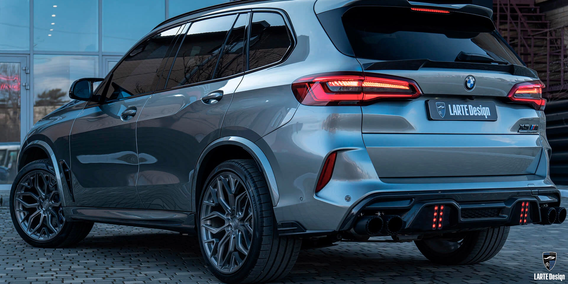 Запрос на дополнительный диффузор из углеродного волокна для внедорожника LARTE Performance BMW X5M Competition F95 Dravit Grey Metallic 