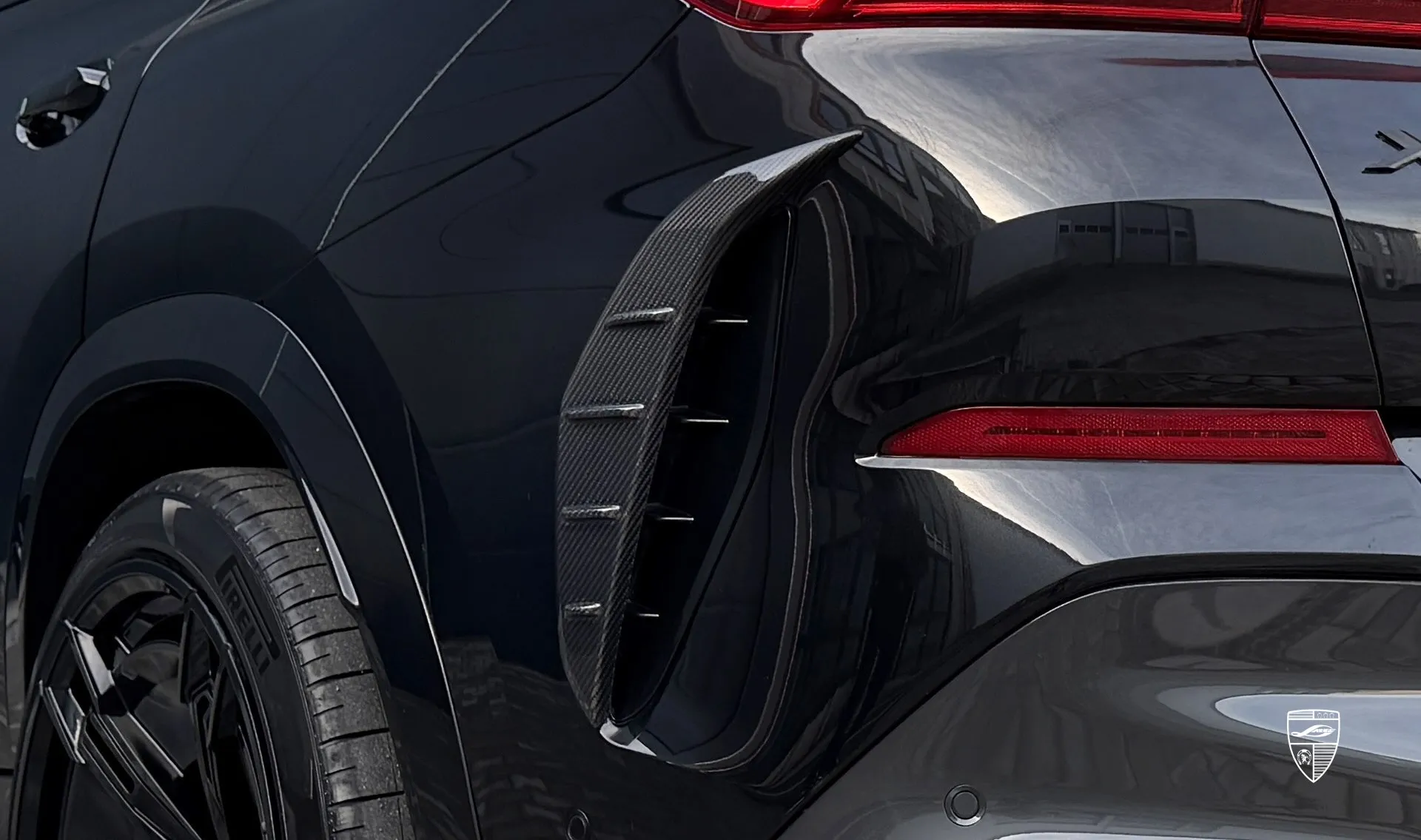 Карбоновые накладки на бампер для авто класса люкс BMW X6 G06 LCI III Facelift от LARTE Design