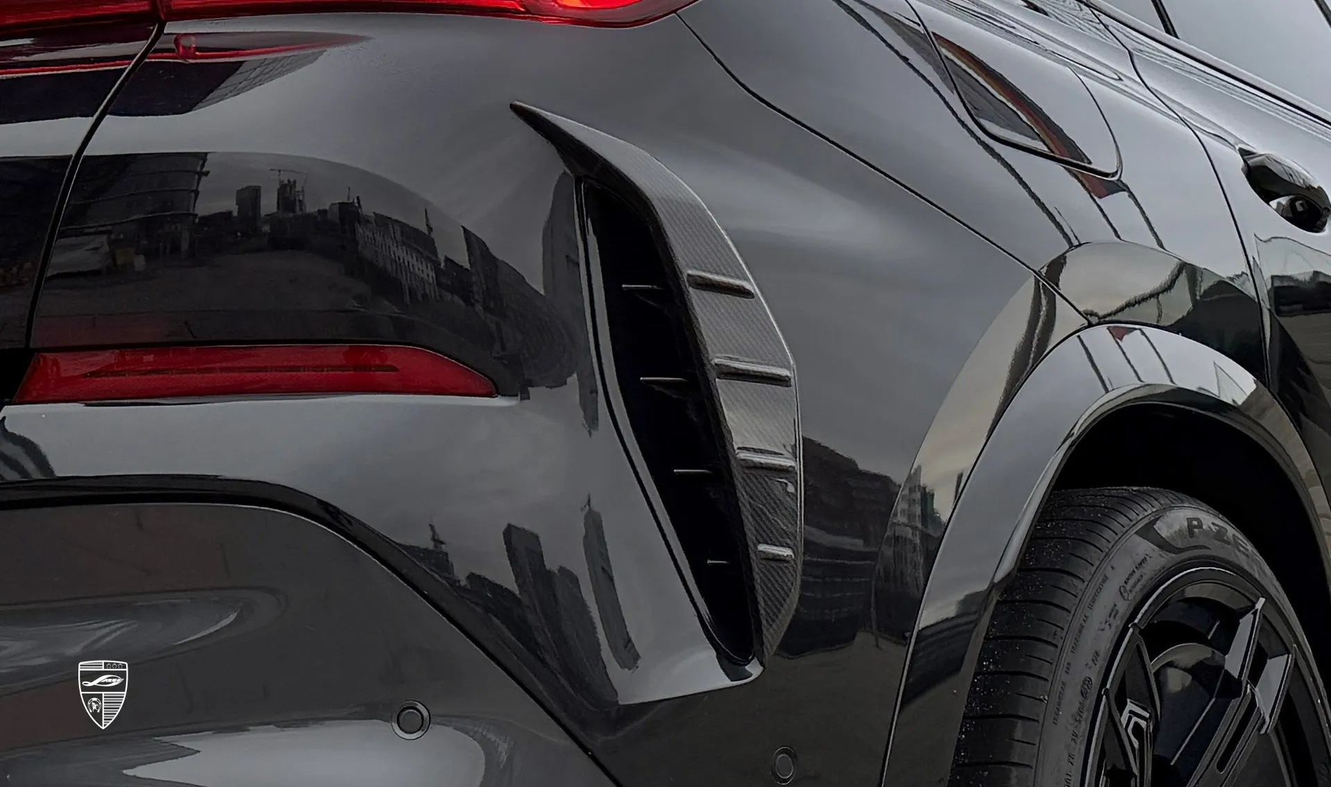 Карбоновые накладки на бампер для семейного авто BMW X6 G06 LCI III Facelift от LARTE Design