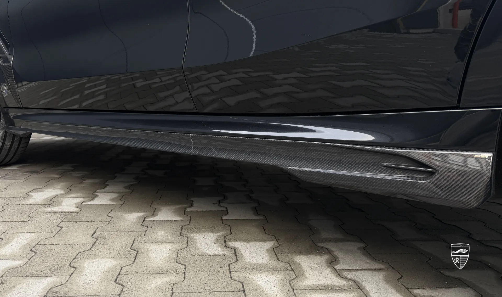 Карбоновые накладки на пороги для семейного авто BMW X6 G06 LCI III Facelift от LARTE Design