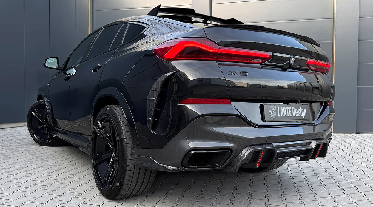 Задний профиль под углом BMW X6 G06 LCI III Facelift с кастомным тюнингом