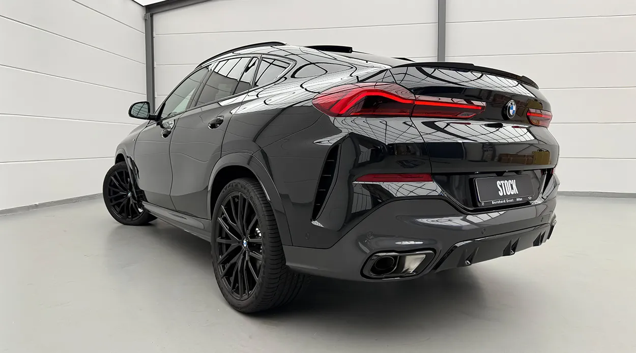 Задний профиль под углом BMW X6 G06 LCI III Facelift с кастомным тюнингом