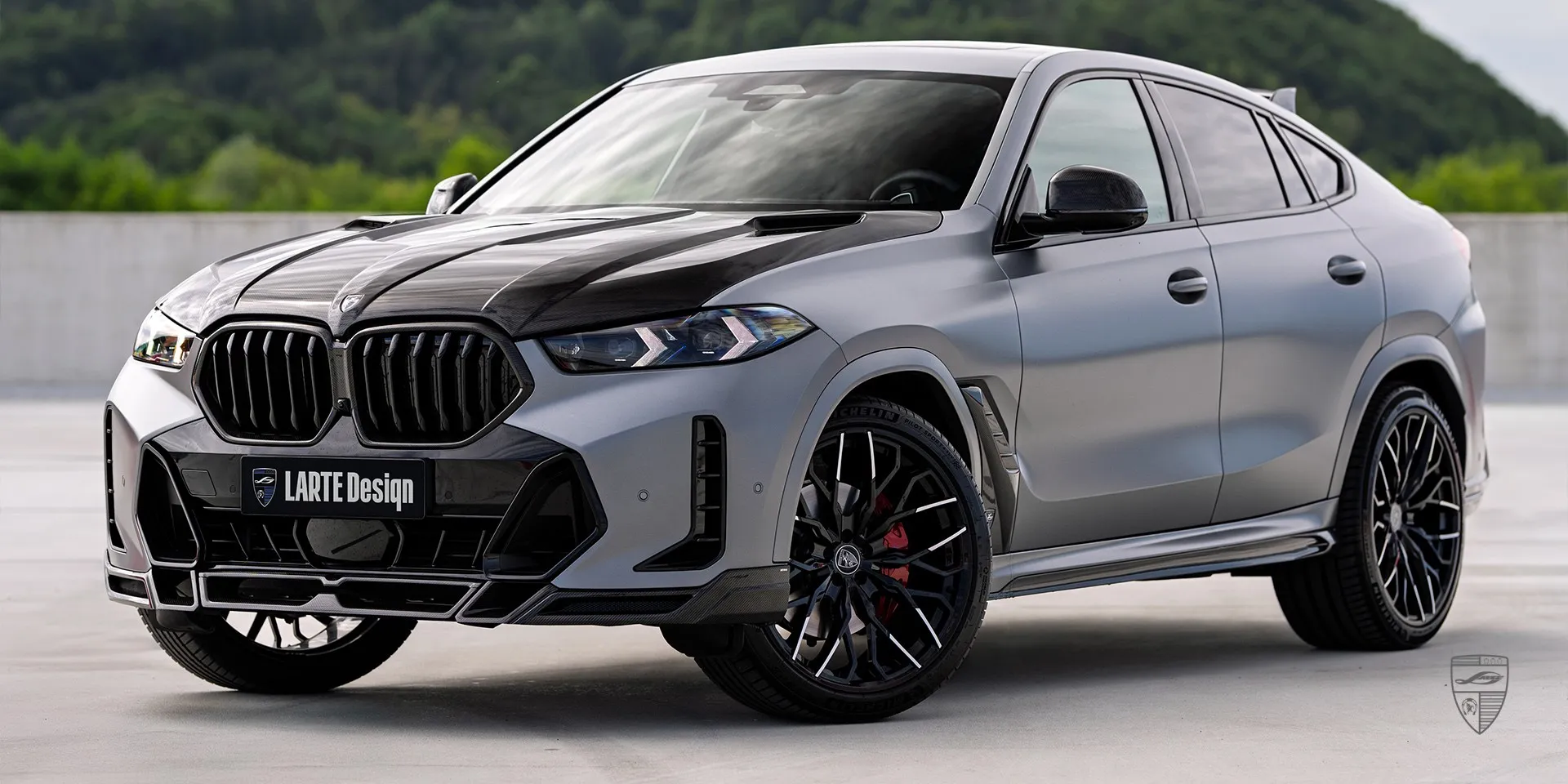 Stance‑апгрейд BMW X6 с карбоновыми компонентами: губа, пороги и расширенная колея