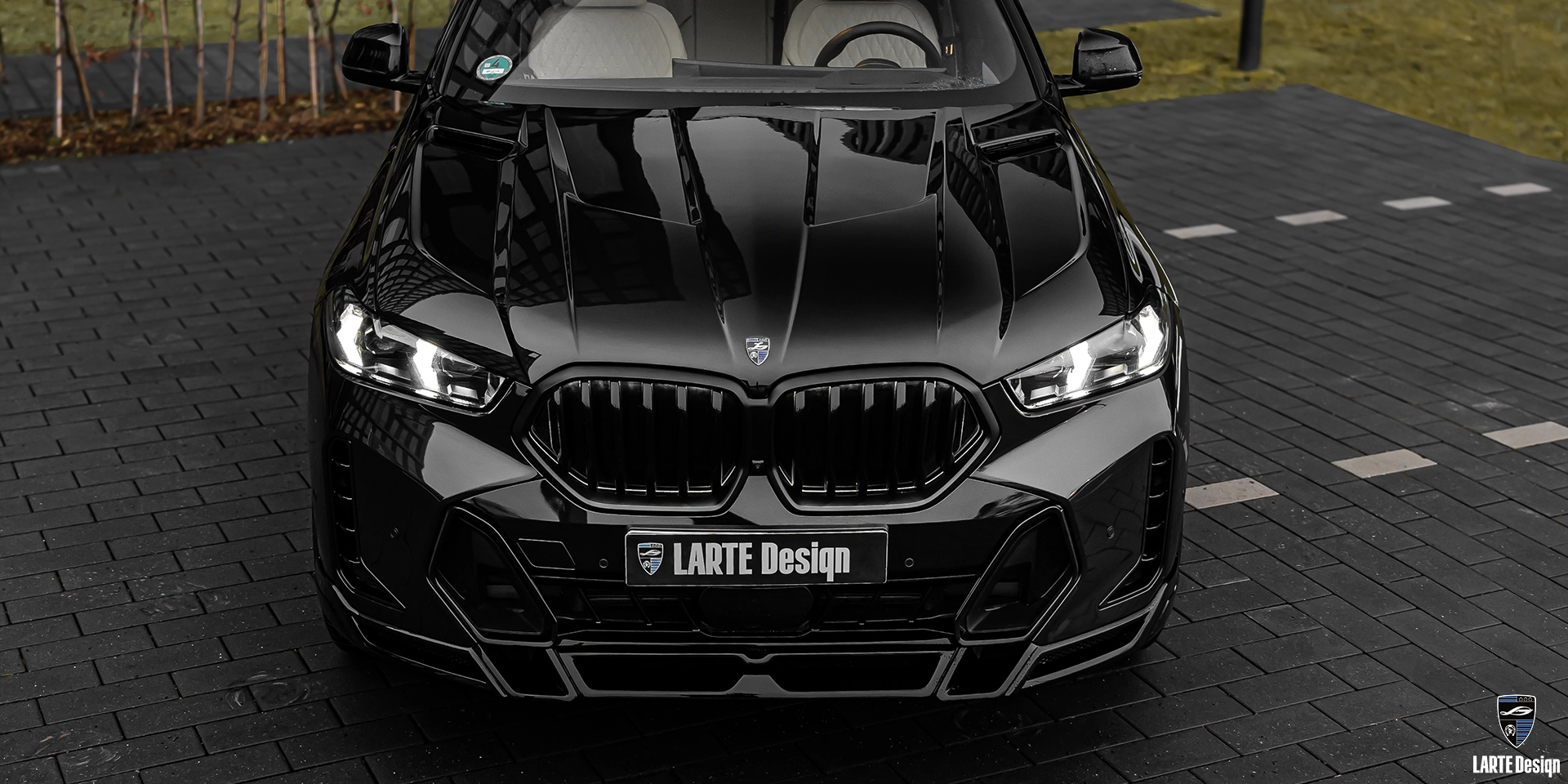 Кастомный капот для BMW X6 G06 LCI Facelift 2023 в черном цвете
