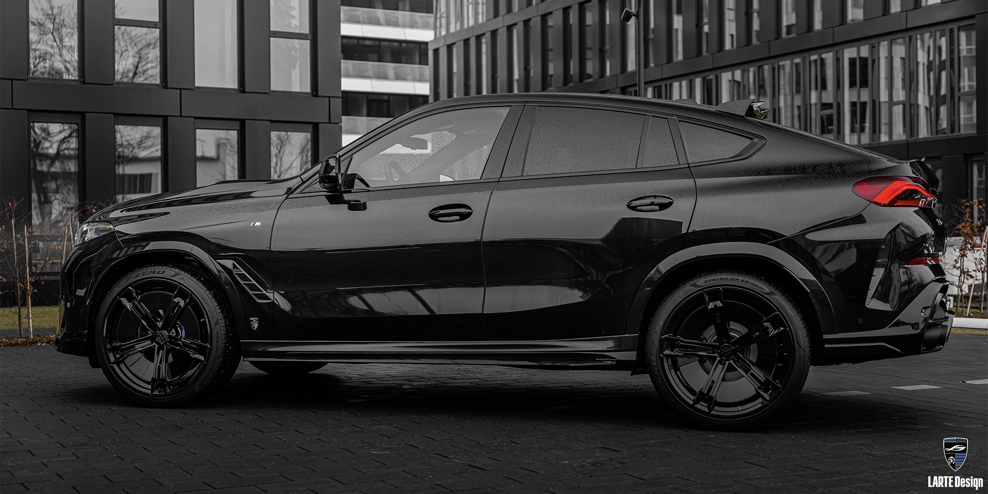 Вид сбоку на BMW X6 G06 LCI Facelift 2023 в черном цвете с обвесом от LARTE Design